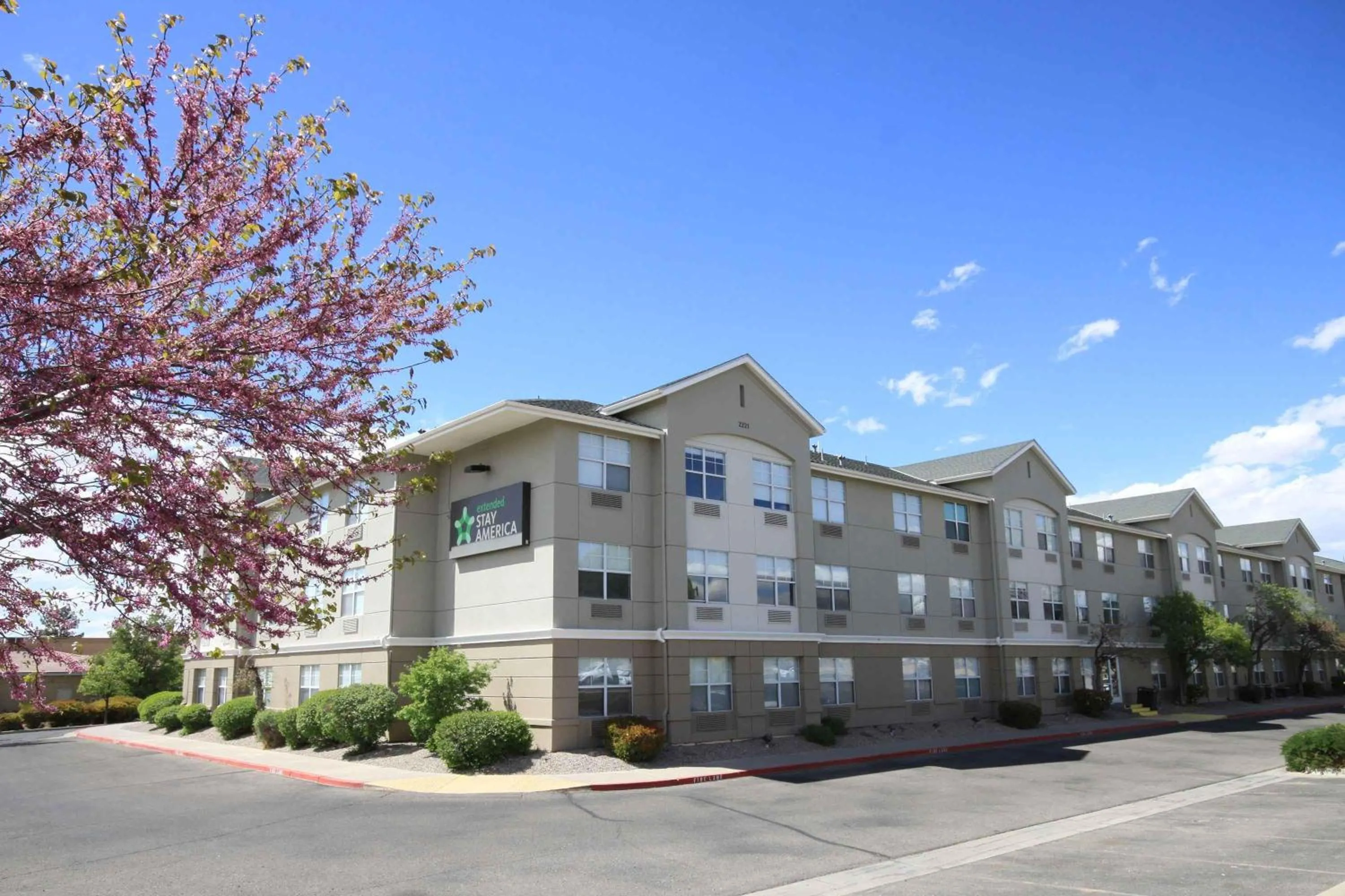 Property building in Extended Stay America Suites - Albuquerque - Rio Rancho Blvd