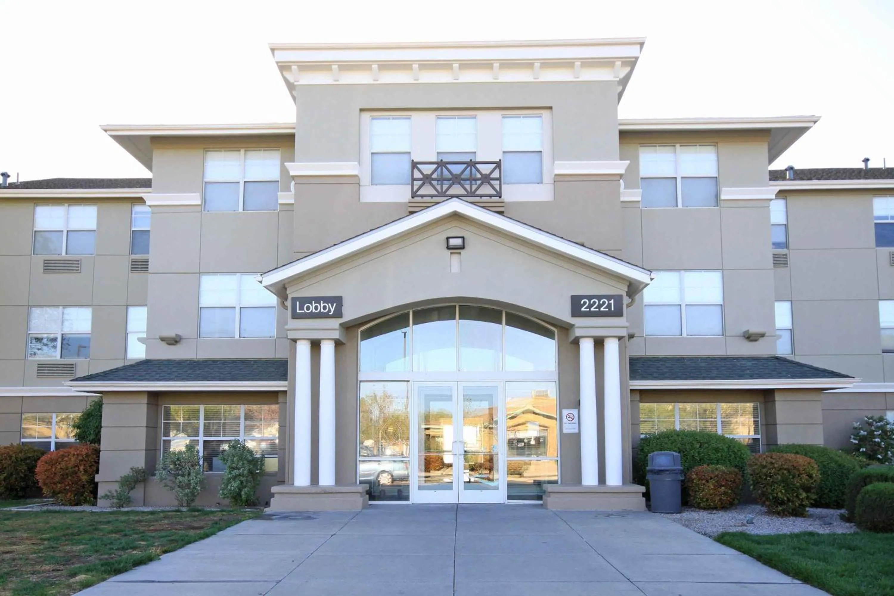 Property building in Extended Stay America Suites - Albuquerque - Rio Rancho Blvd