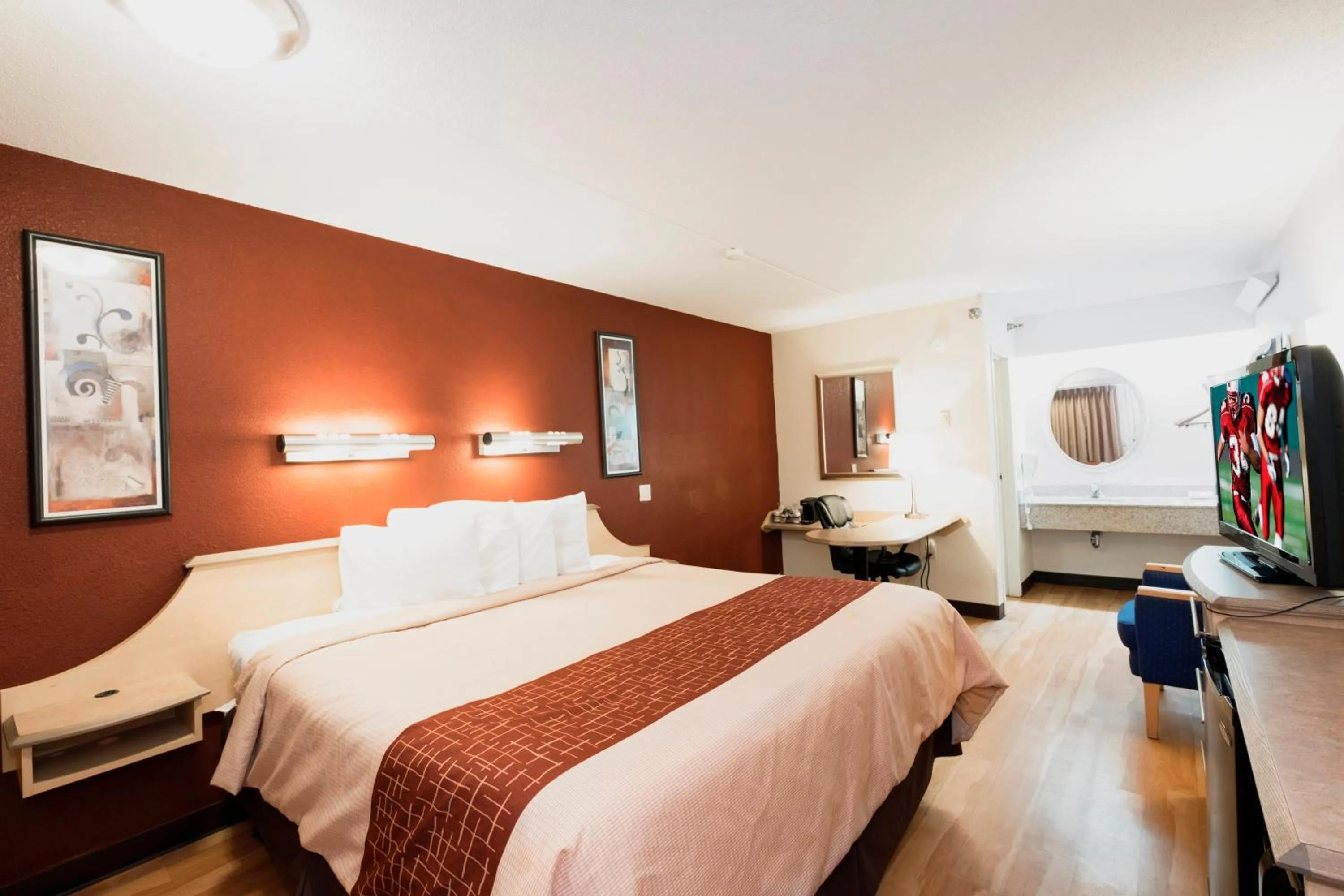 Photo of the whole room, Bed in Red Roof Inn Cincinnati - Sharonville