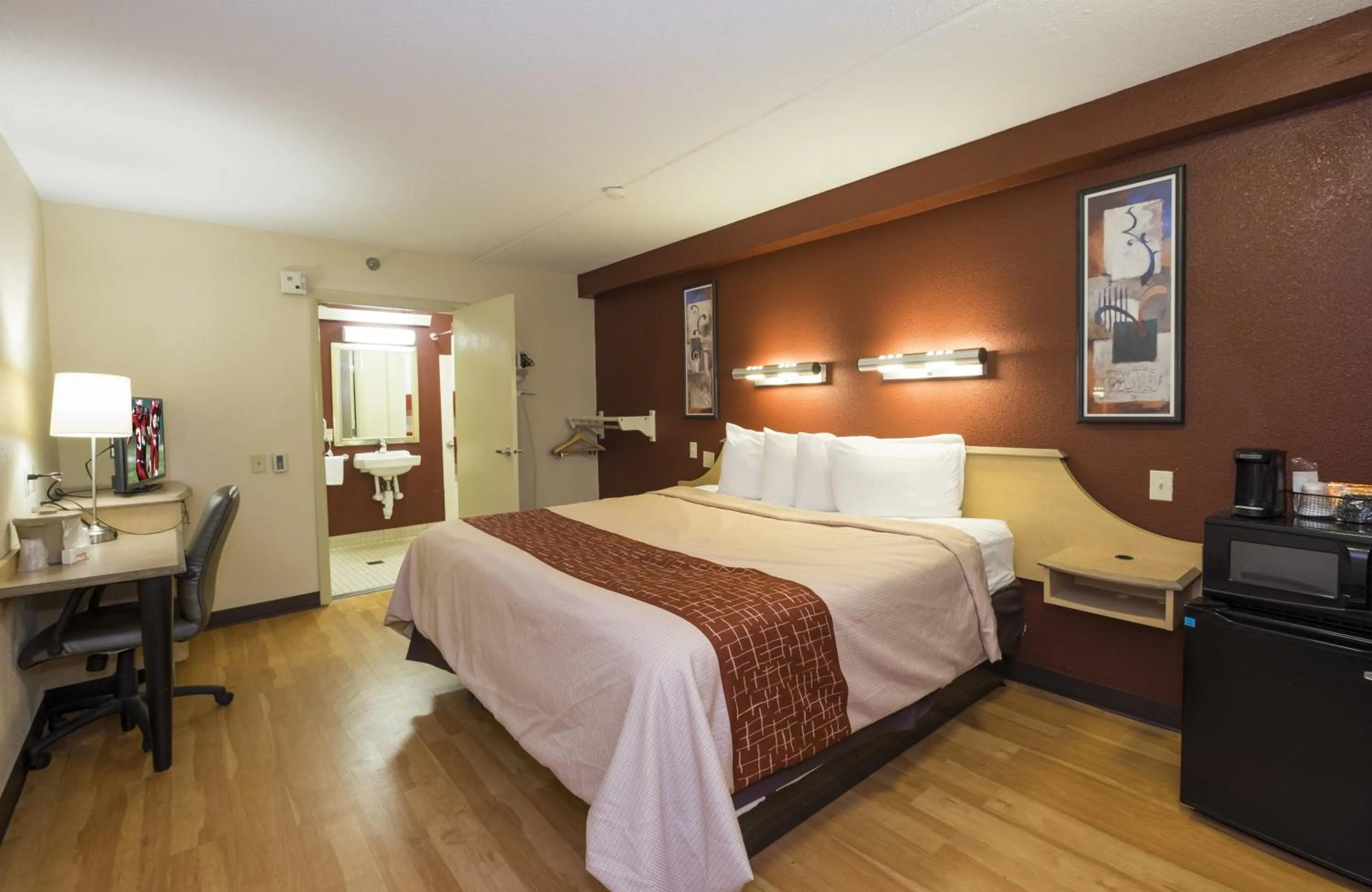 Photo of the whole room, Bed in Red Roof Inn Cincinnati - Sharonville