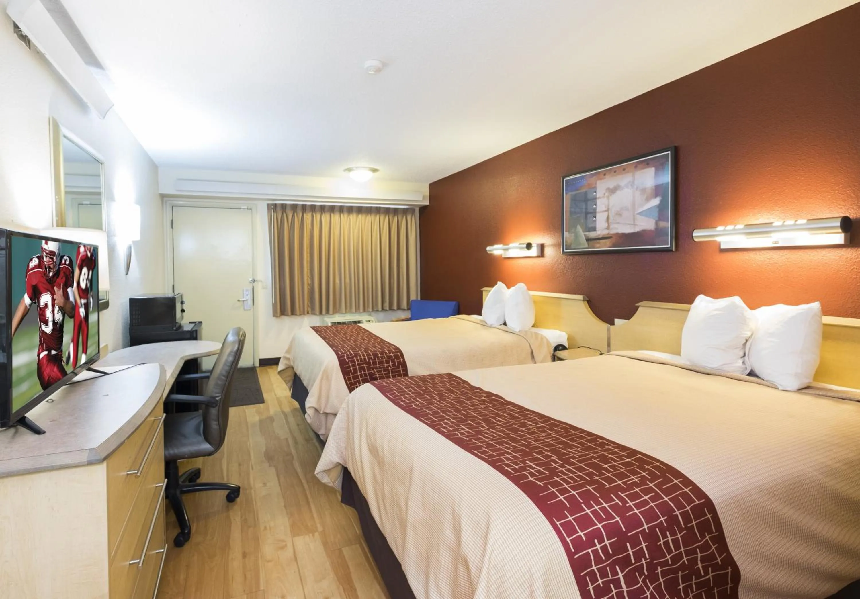 Bedroom, Bed in Red Roof Inn Cincinnati - Sharonville