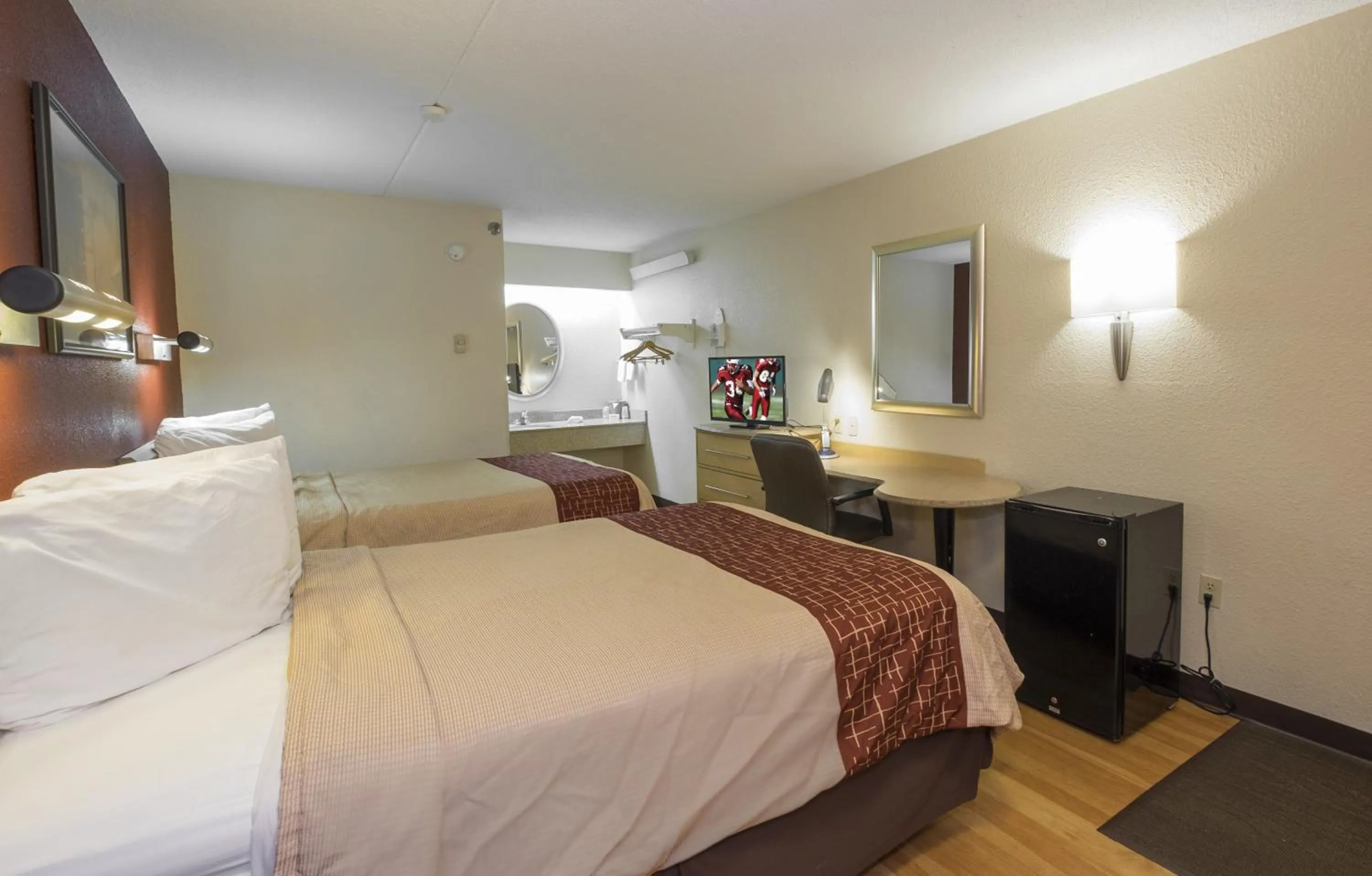 Bedroom, Bed in Red Roof Inn Cincinnati - Sharonville