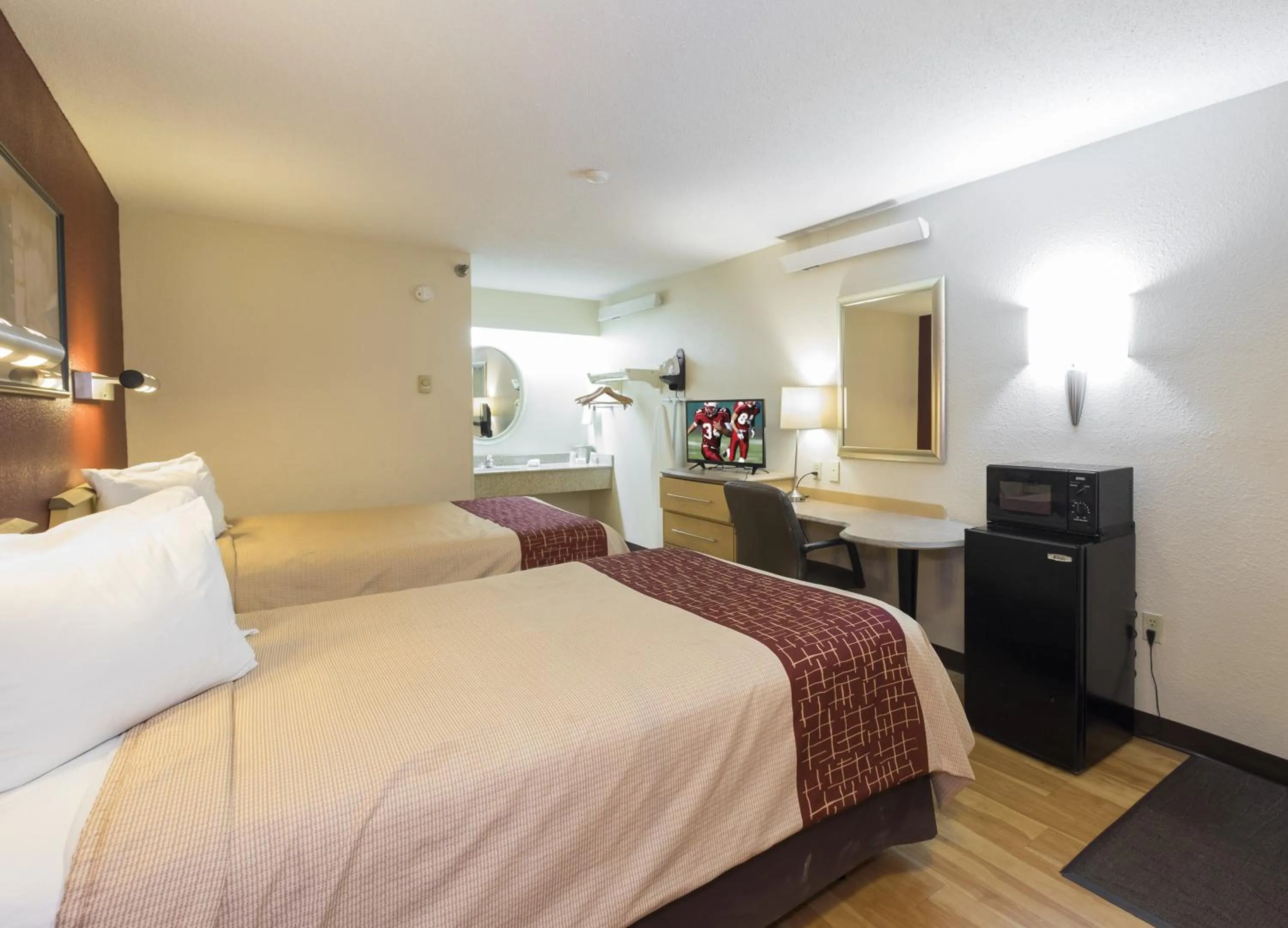 Bedroom, Bed in Red Roof Inn Cincinnati - Sharonville