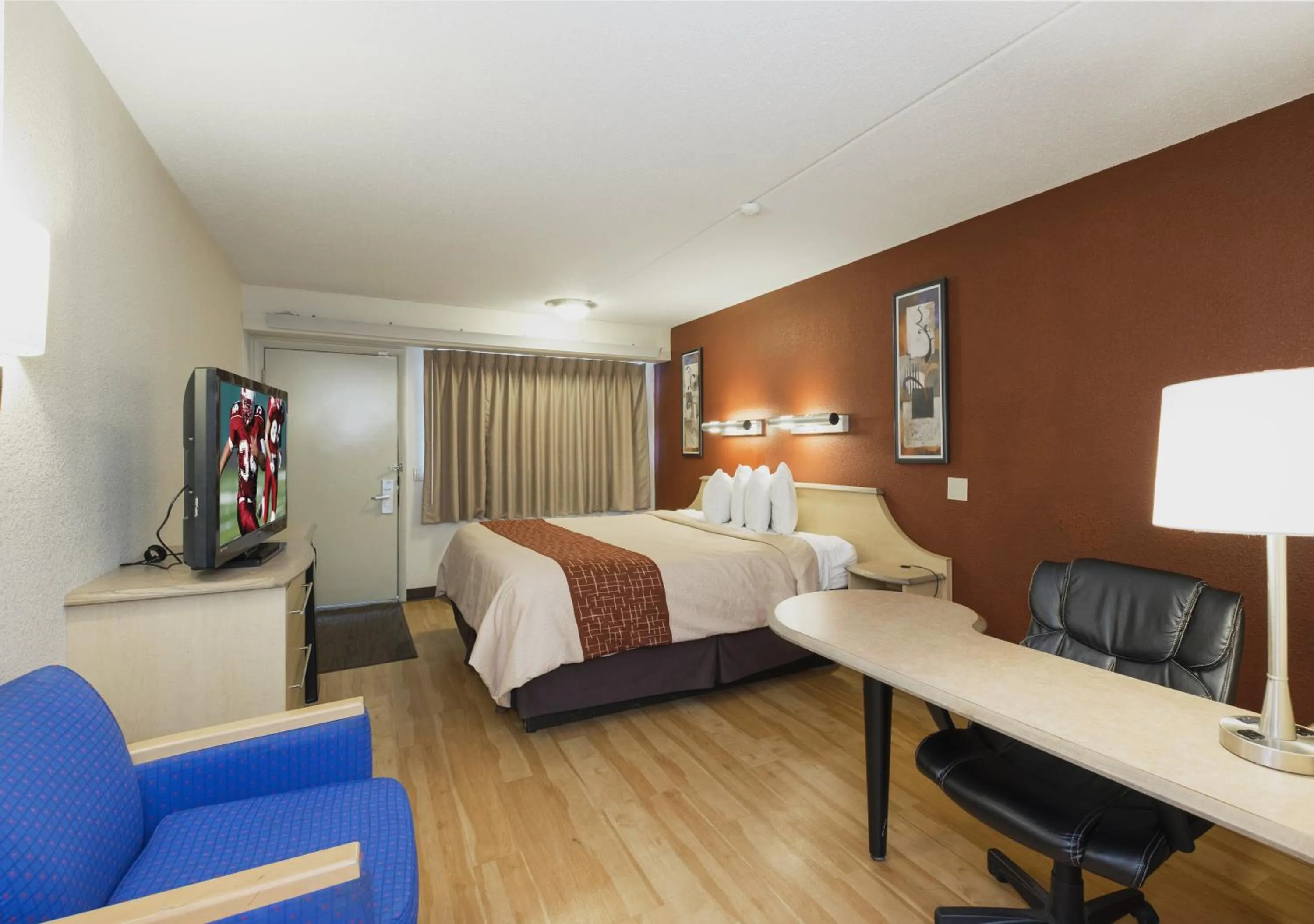 Photo of the whole room, Bed in Red Roof Inn Cincinnati - Sharonville