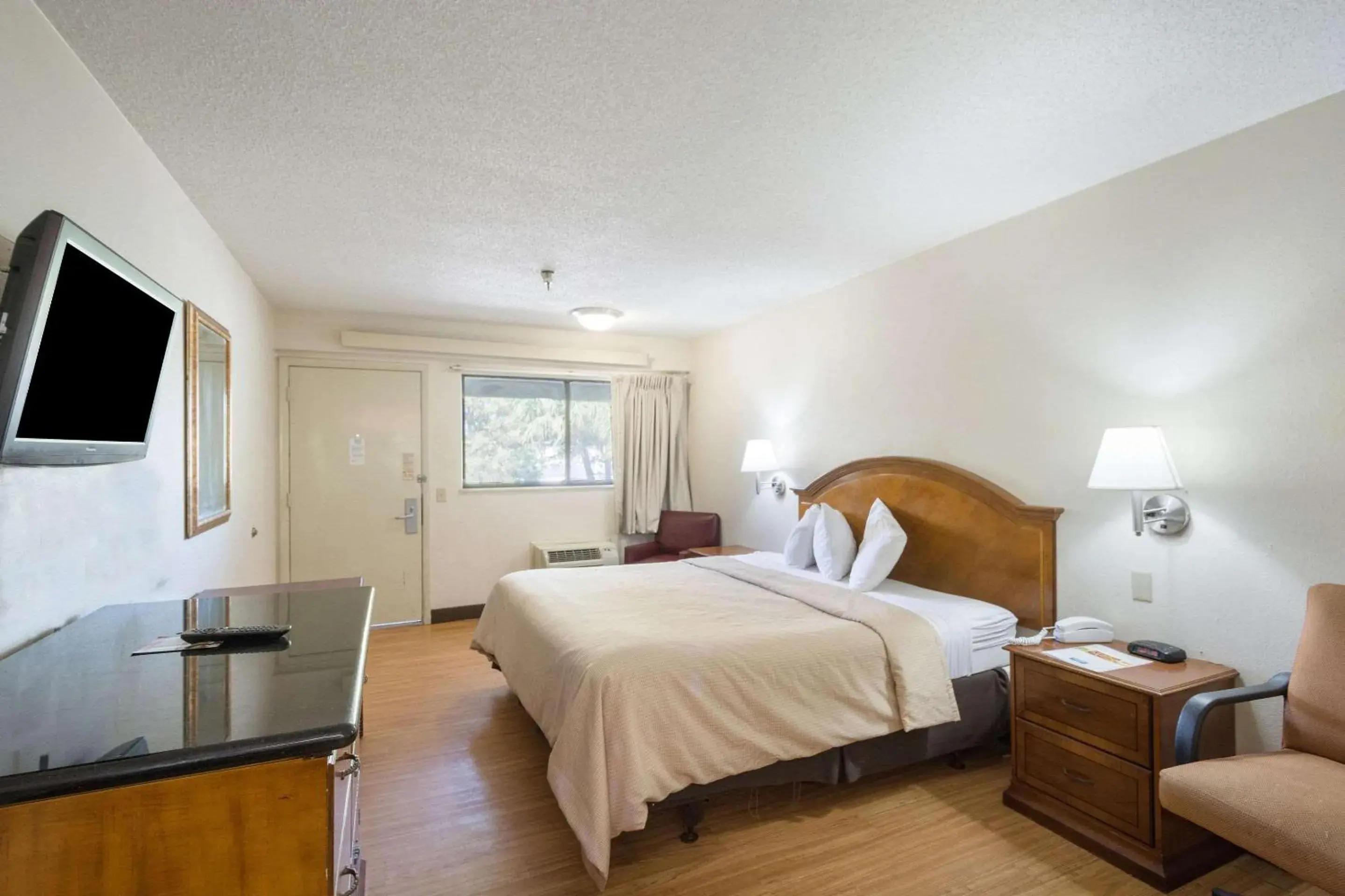 King Room - Non-Smoking in Bay Inn On Busch King Room - Non-Smoking in Bay Inn On Busch