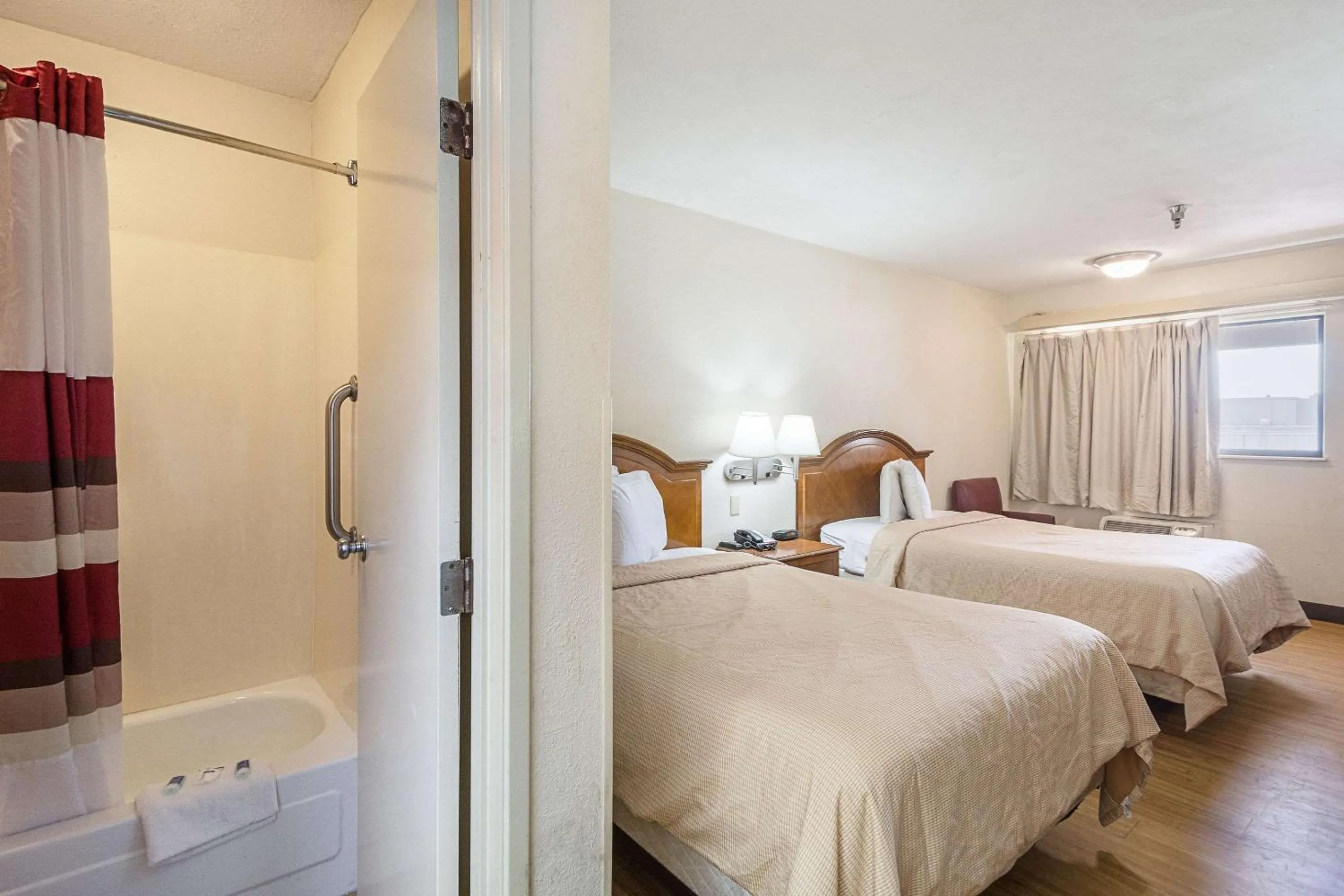 Photo of the whole room, Bed in Bay Inn On Busch