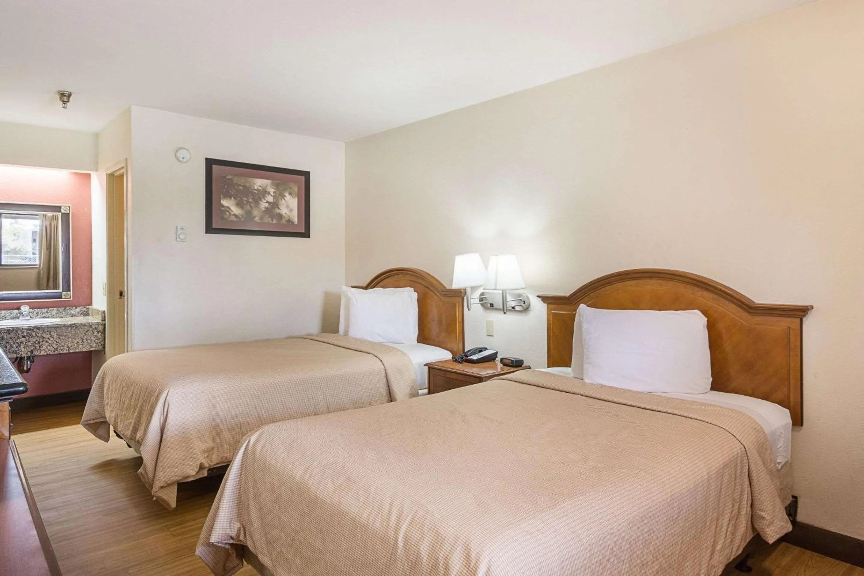 Photo of the whole room, Bed in Bay Inn On Busch