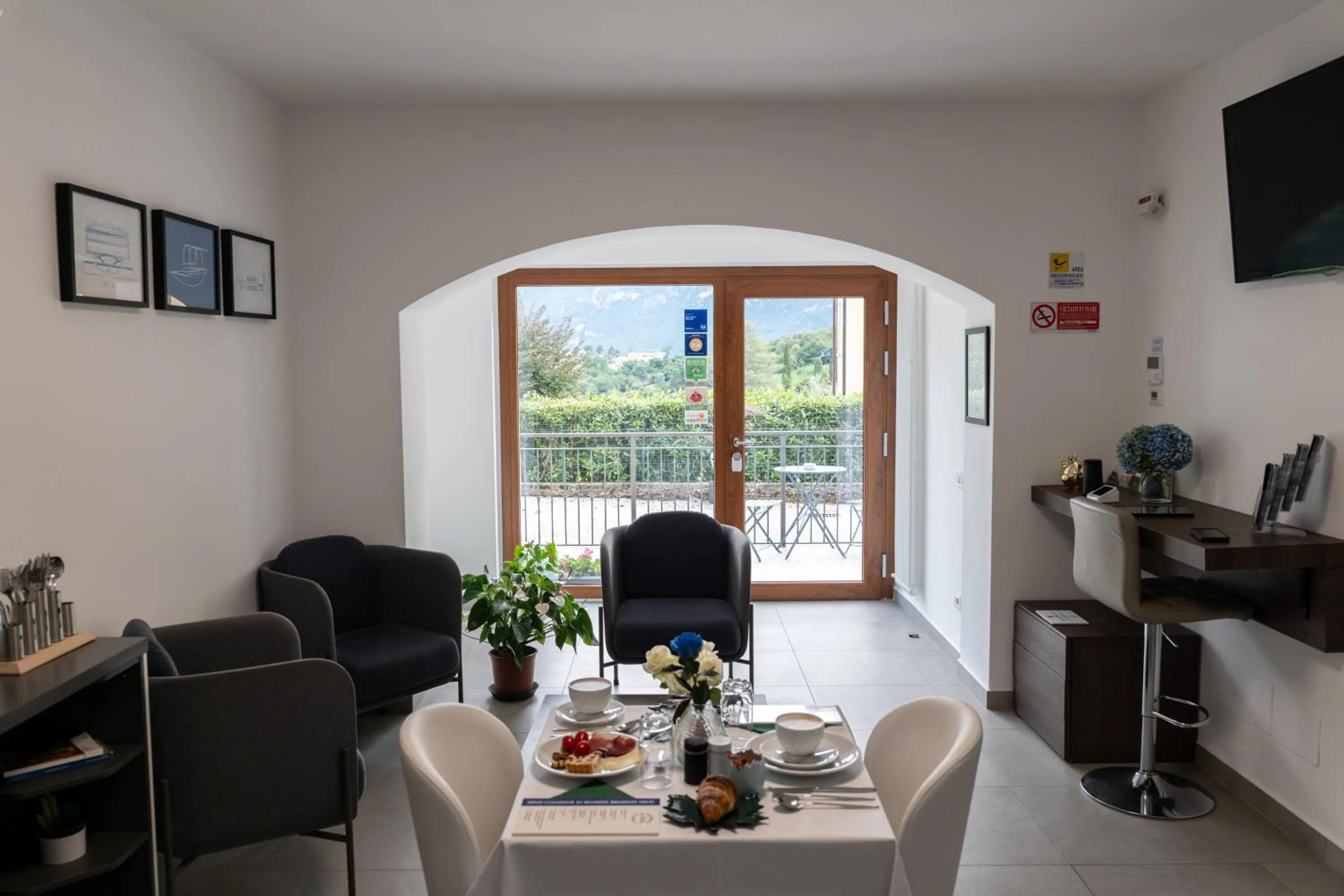 Communal lounge/ TV room in B&B I LAKE IT BELLAGIO