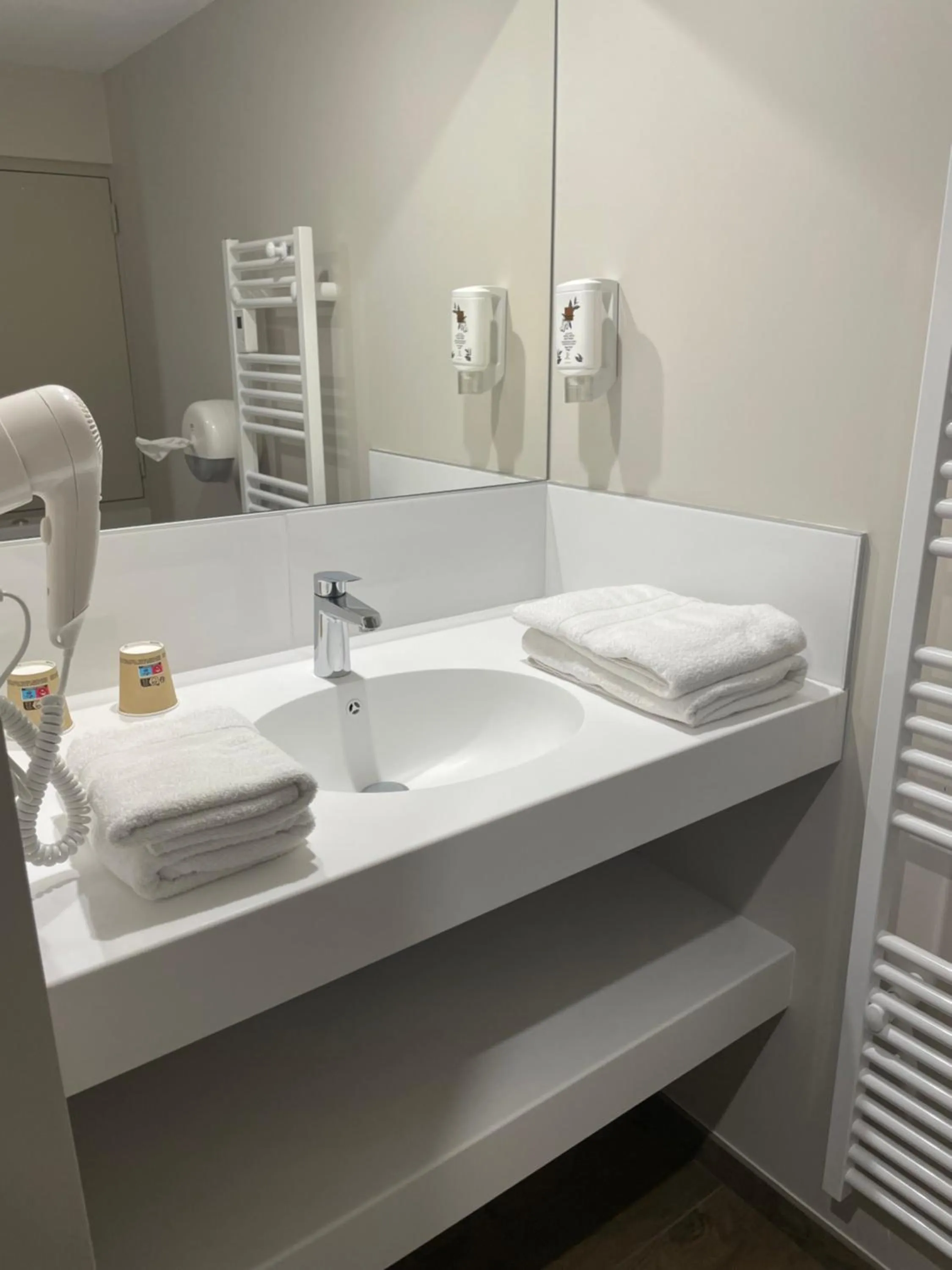 Shower in Les Jardins de l'Anjou