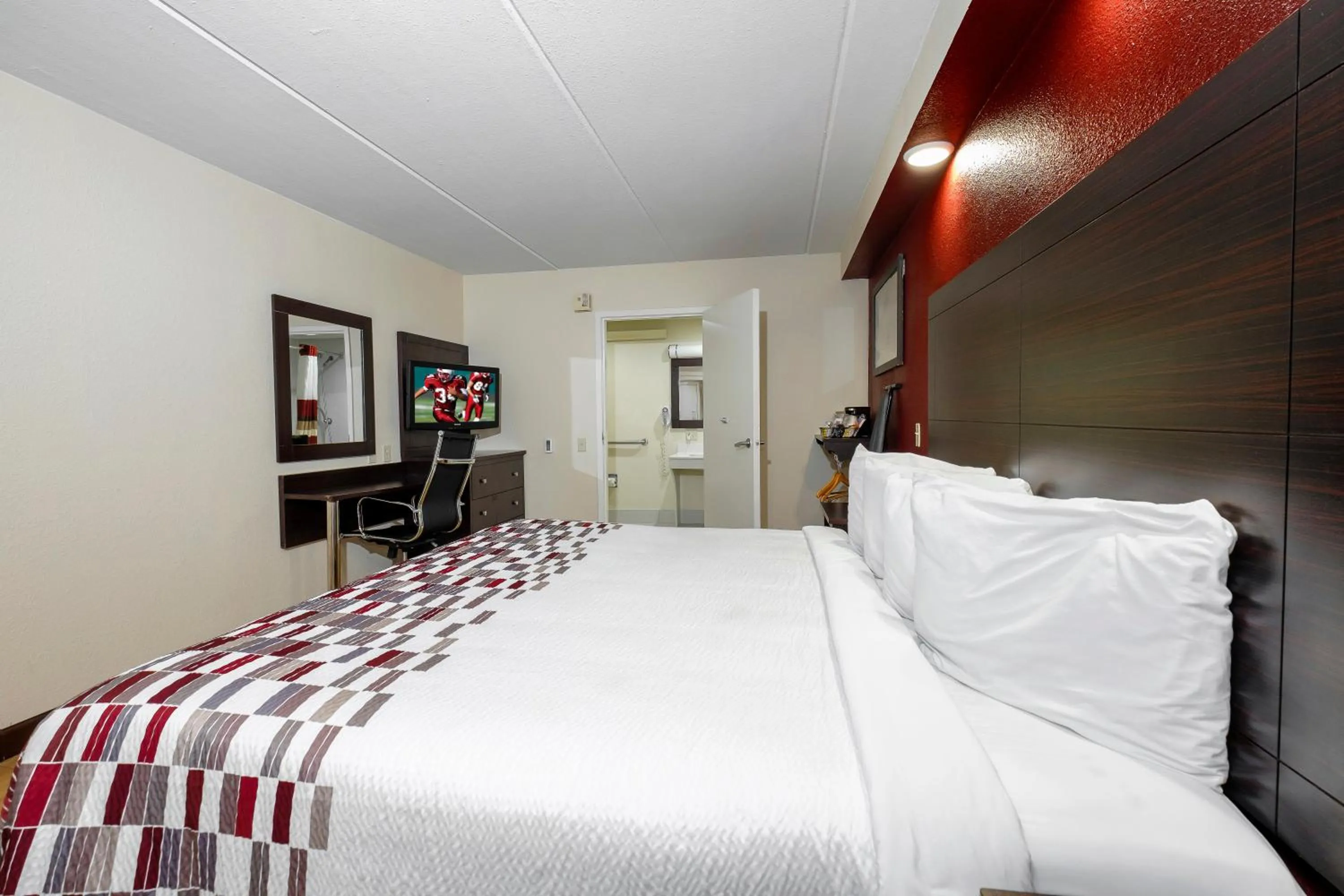 Photo of the whole room, Bed in Red Roof Inn Tallahassee - University