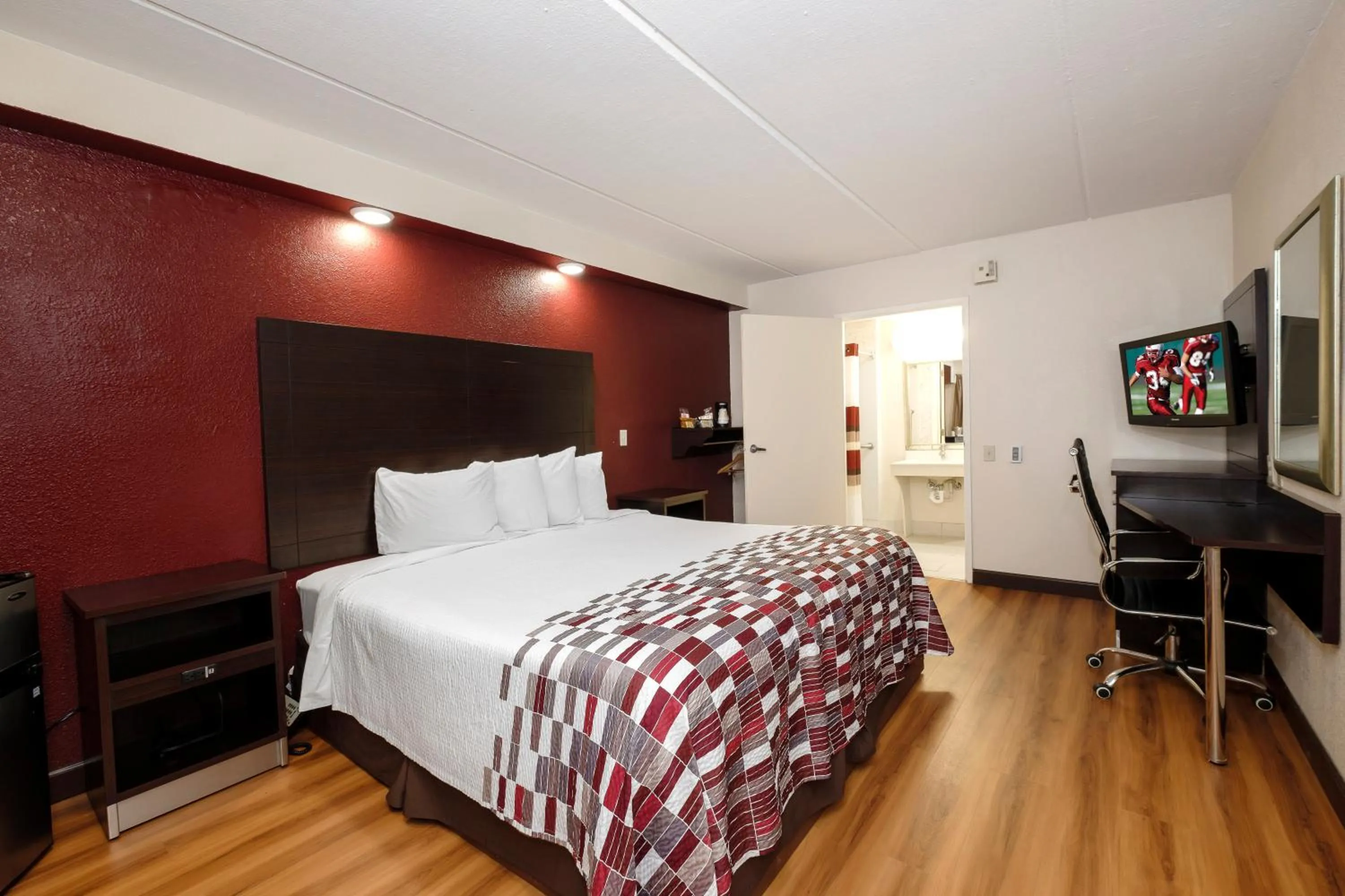 Photo of the whole room, Bed in Red Roof Inn Tallahassee - University