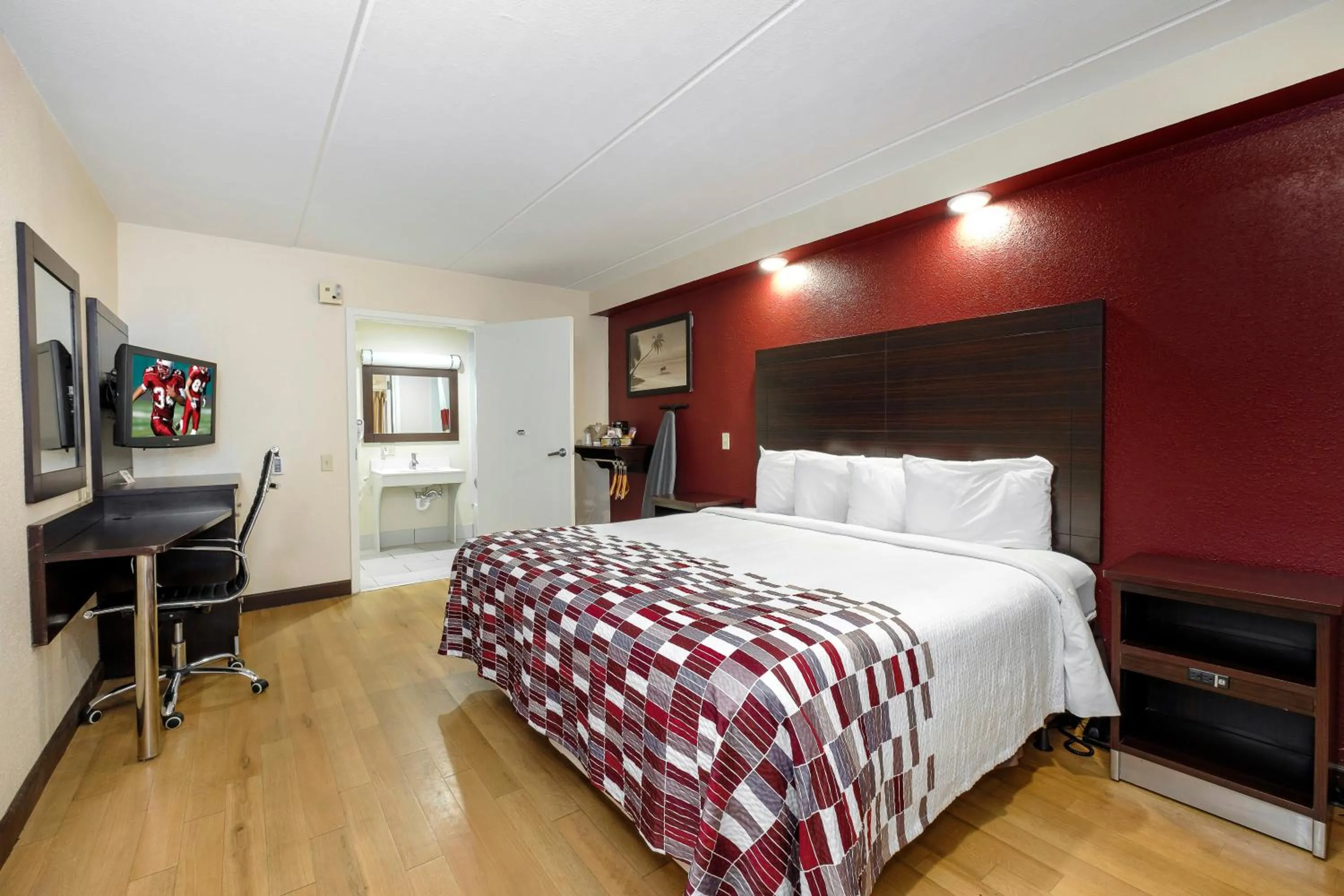 Photo of the whole room, Bed in Red Roof Inn Tallahassee - University