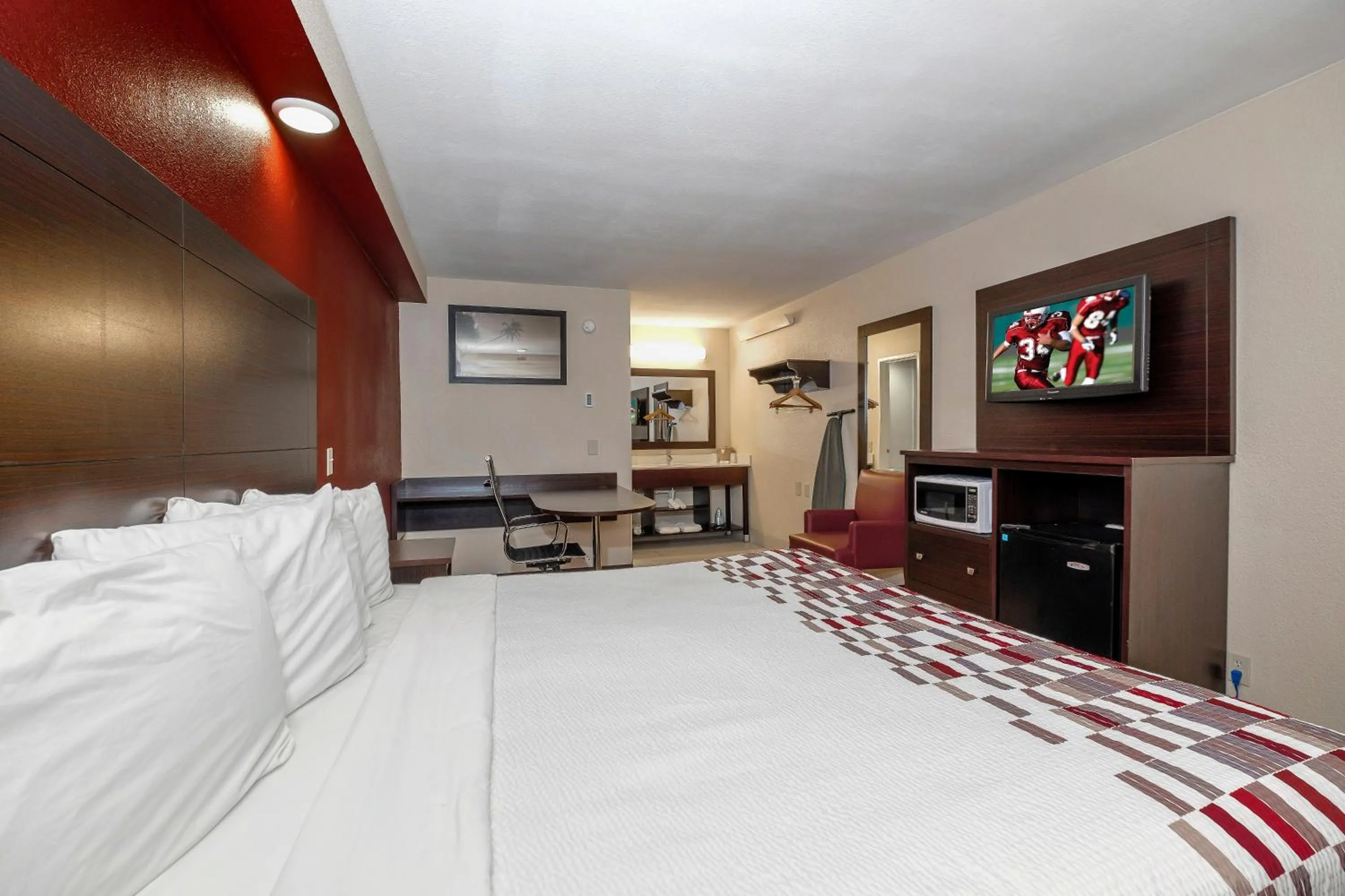 Photo of the whole room, Bed in Red Roof Inn Tallahassee - University