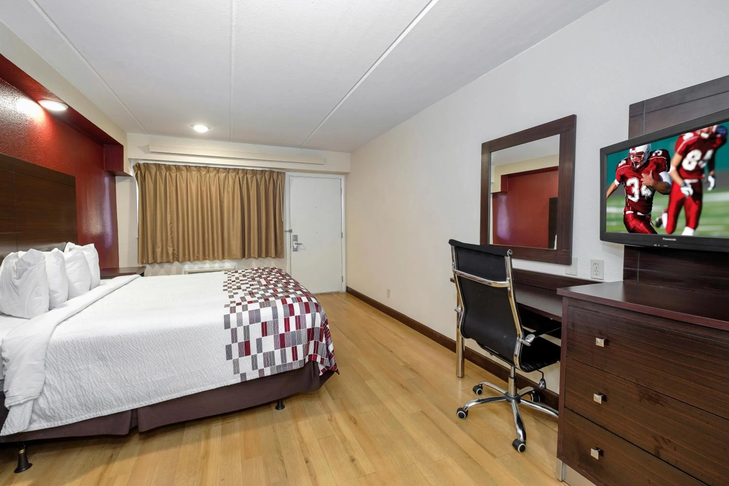 Photo of the whole room, Bed in Red Roof Inn Tallahassee - University