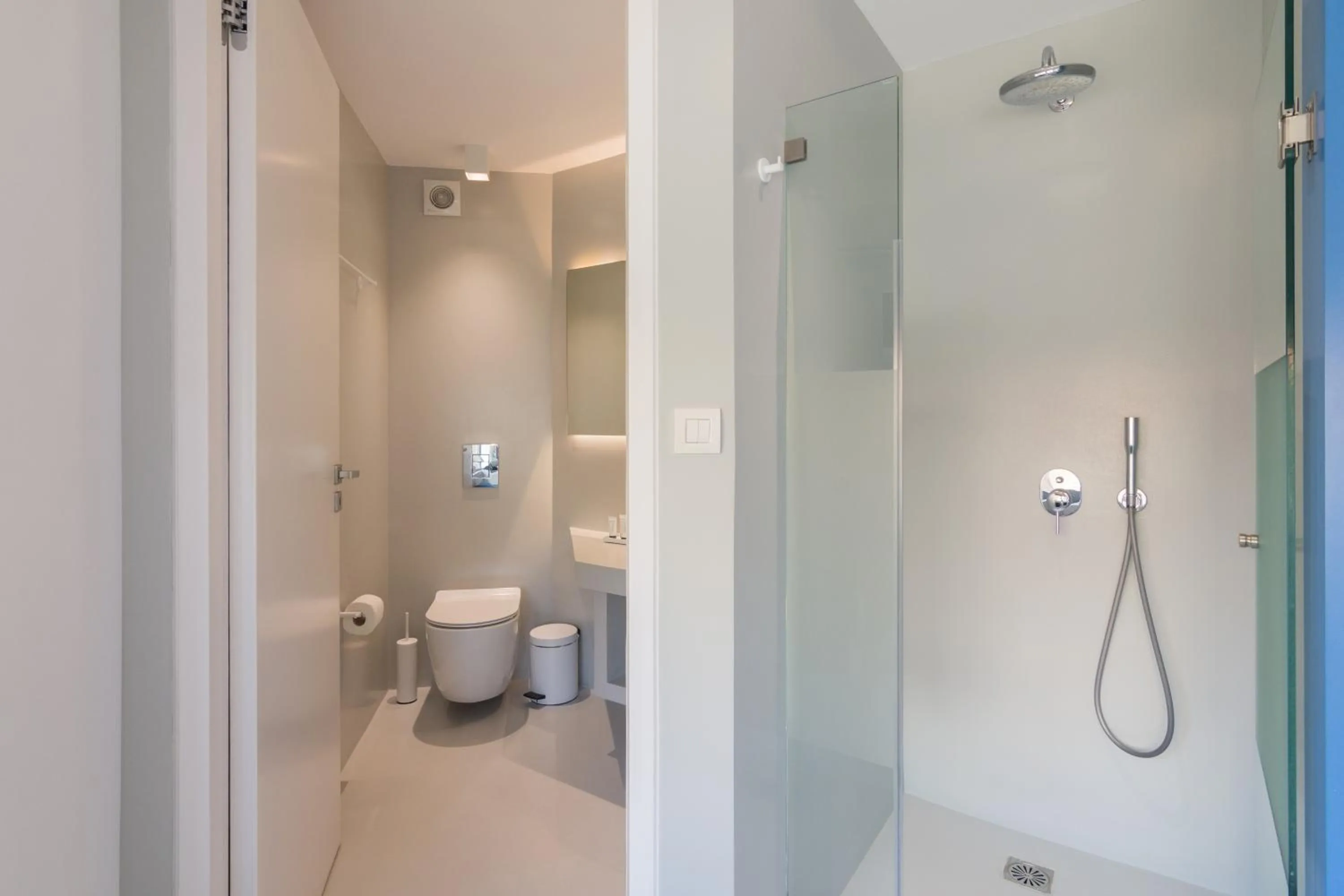 Bathroom in Athens Color Cube