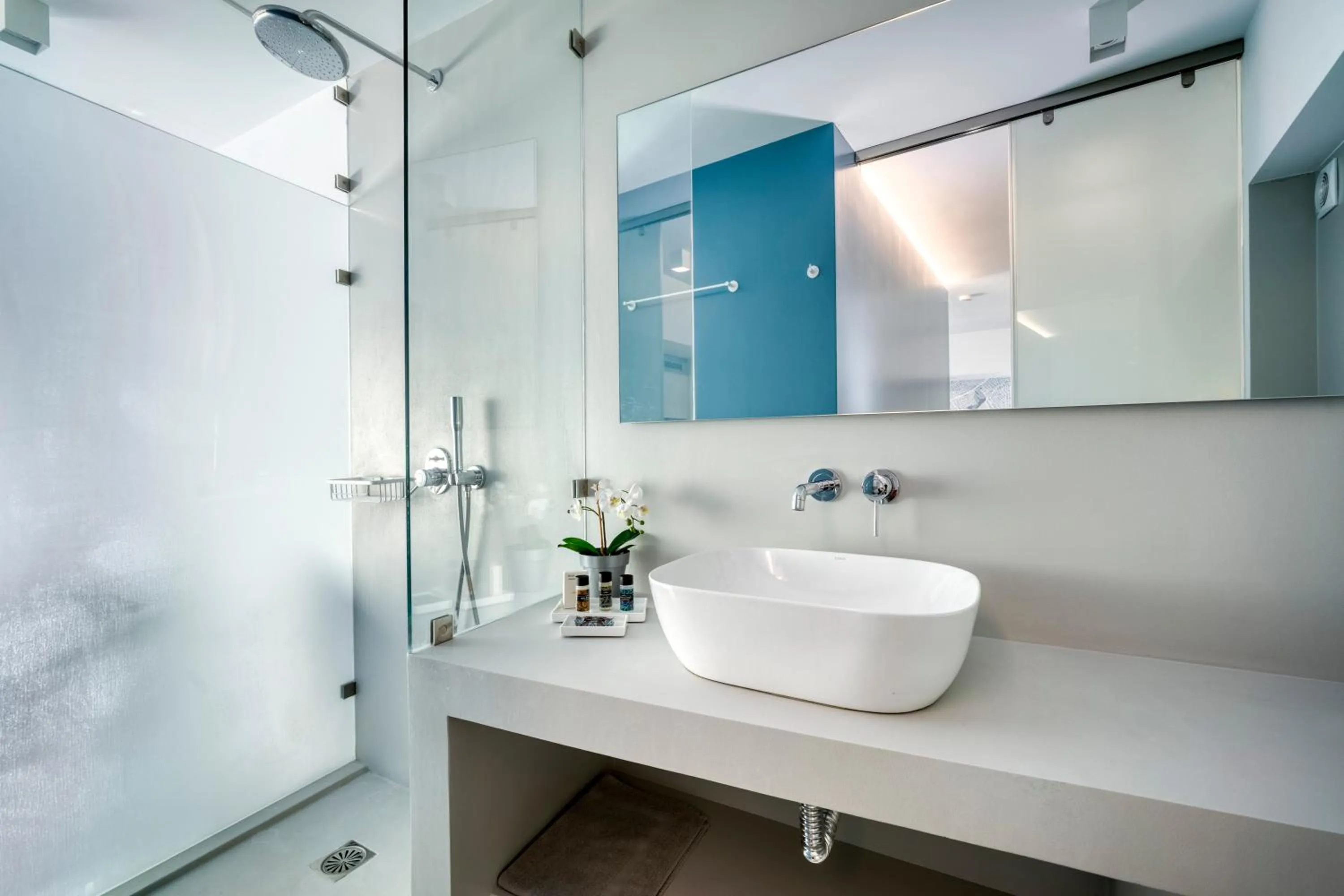 Bathroom in Athens Color Cube