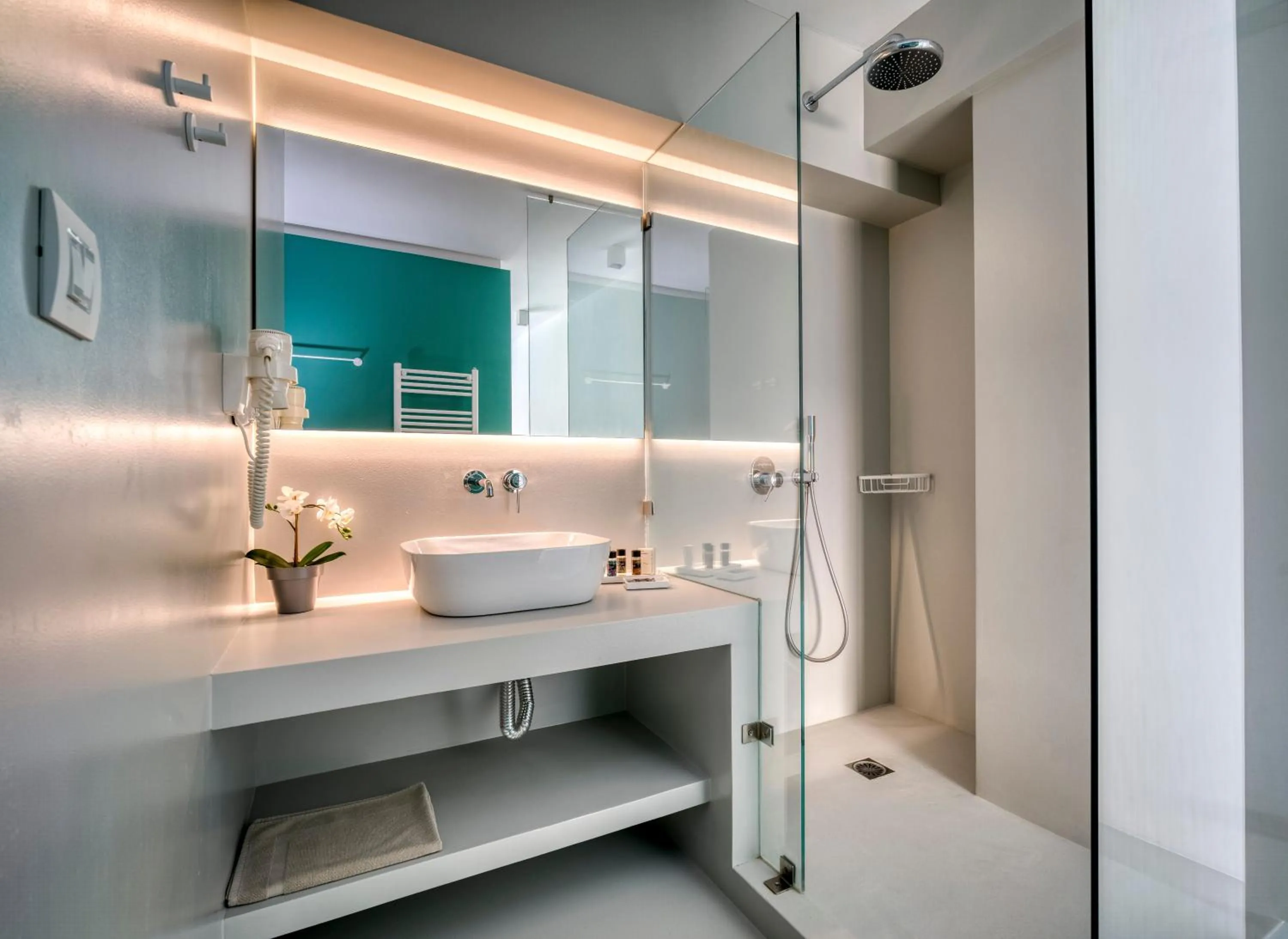 Bathroom in Athens Color Cube