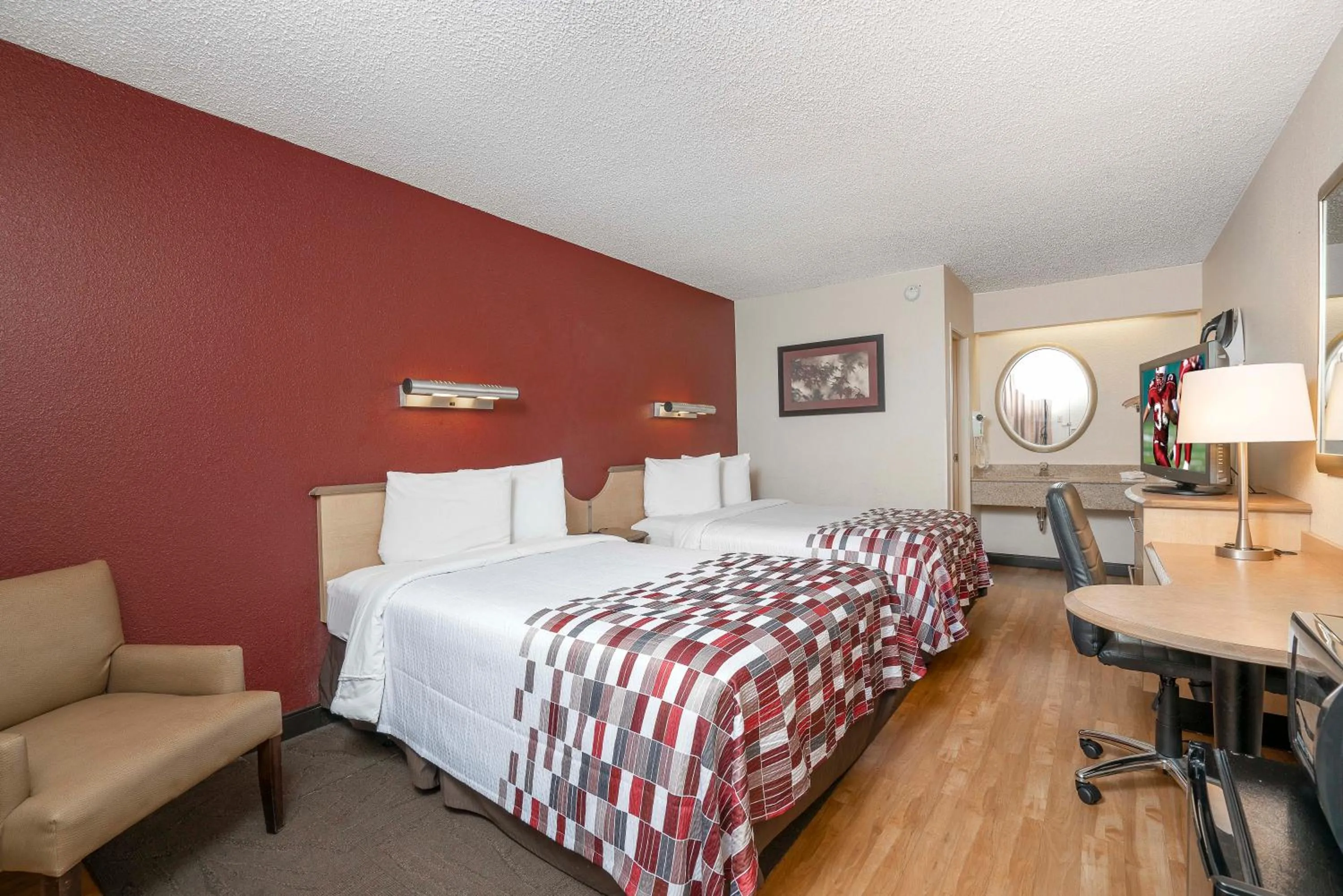 Photo of the whole room, Bed in Red Roof Inn Cleveland - Mentor/ Willoughby