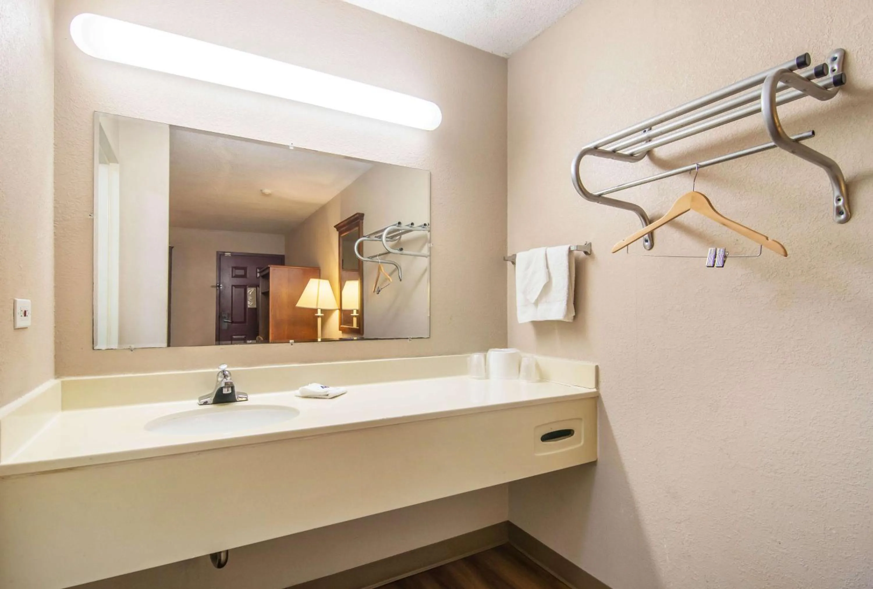 Bathroom in Motel 6-Alsip, IL