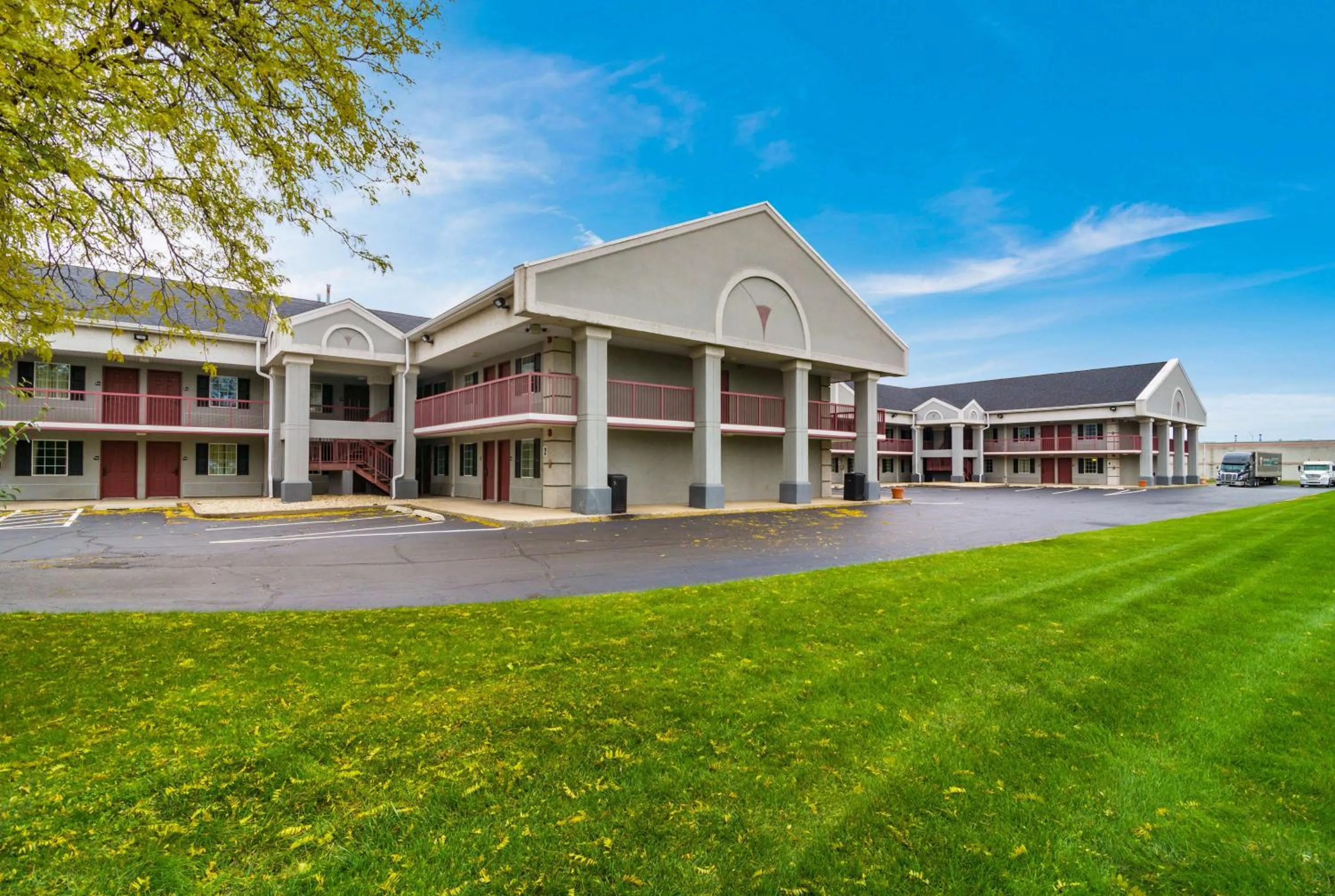 Property building in Motel 6-Alsip, IL