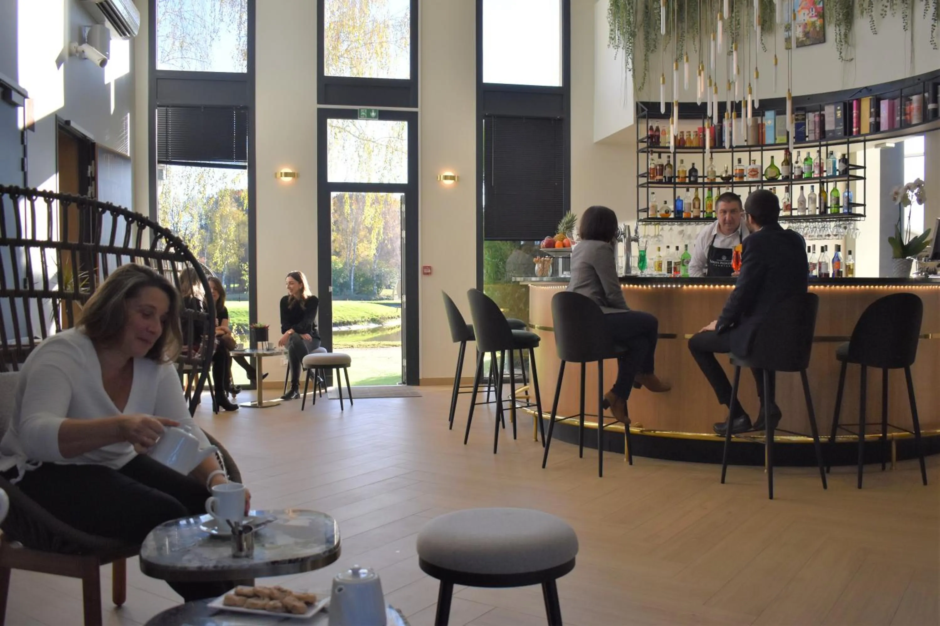 Lounge or bar in Mercure Orléans Portes de Sologne