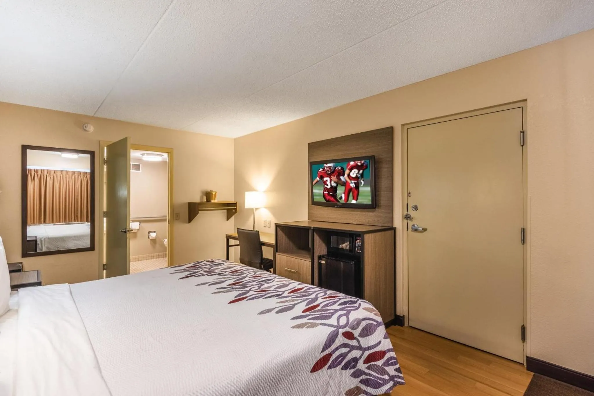 Photo of the whole room, Bed in Red Roof Inn Kalamazoo West - Western Michigan U