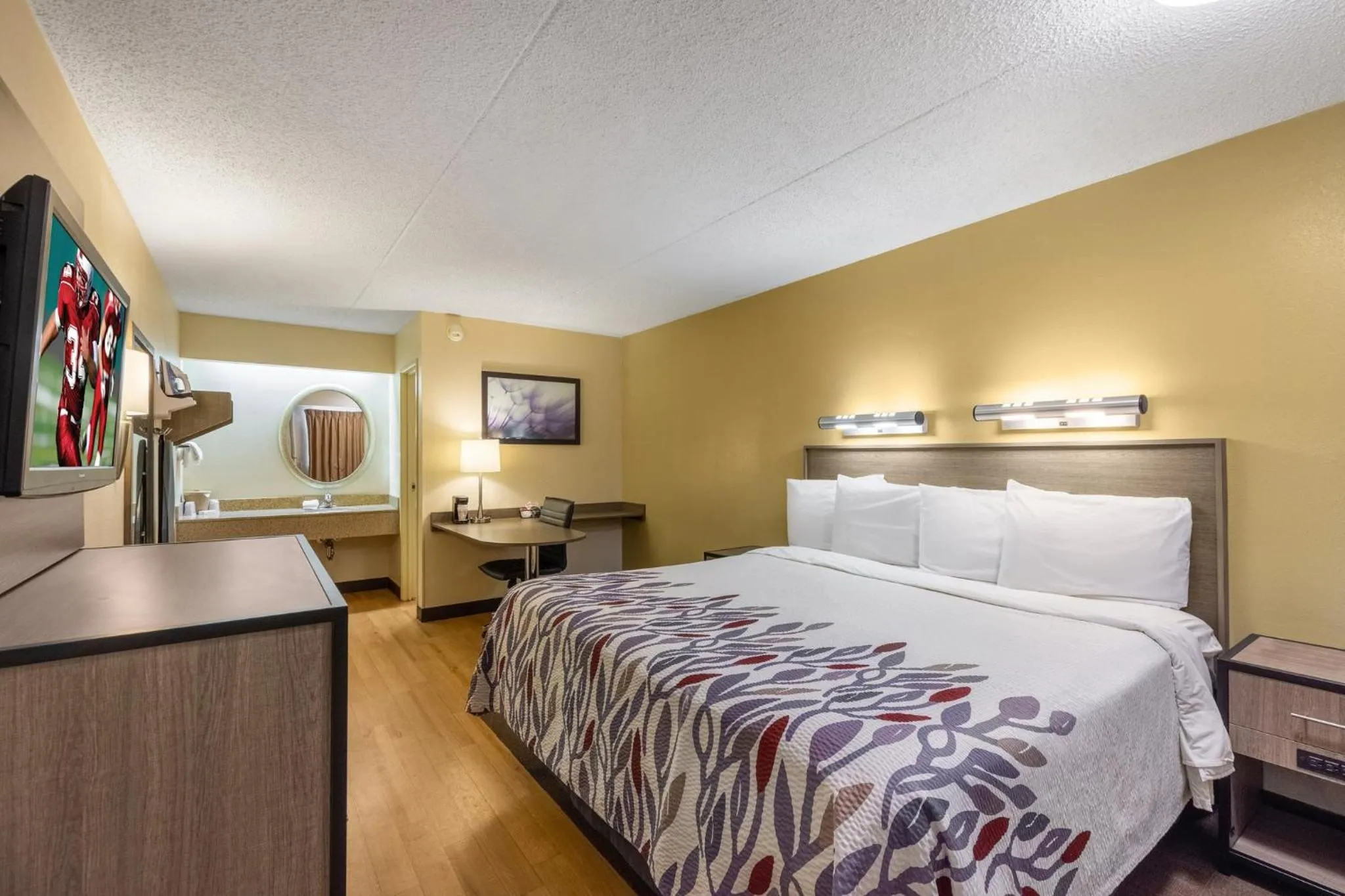 Photo of the whole room, Bed in Red Roof Inn Kalamazoo West - Western Michigan U
