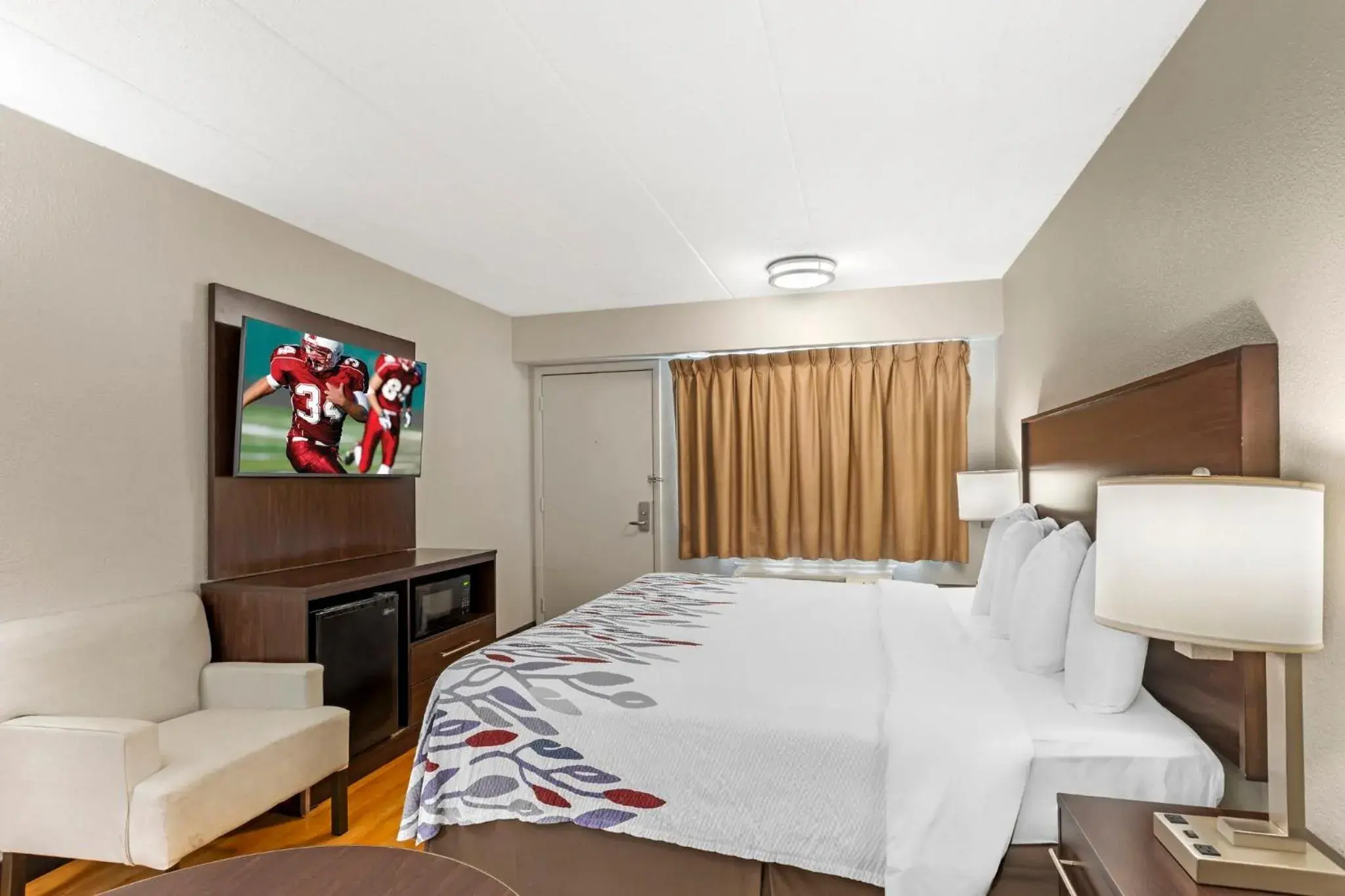 Superior King Room Non-Smoking in Red Roof Inn Milwaukee Airport Oak Creek Superior King Room Non-Smoking in Red Roof Inn Milwaukee Airport Oak Creek