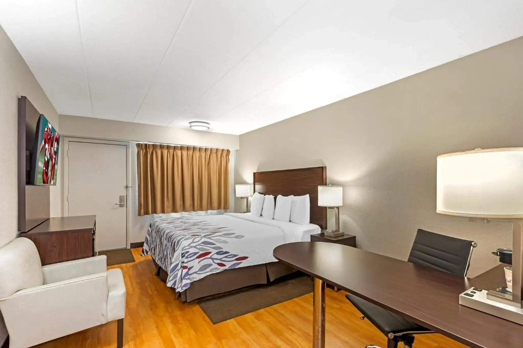 Superior King Room Non-Smoking in Red Roof Inn Milwaukee Airport Oak Creek Superior King Room Non-Smoking in Red Roof Inn Milwaukee Airport Oak Creek