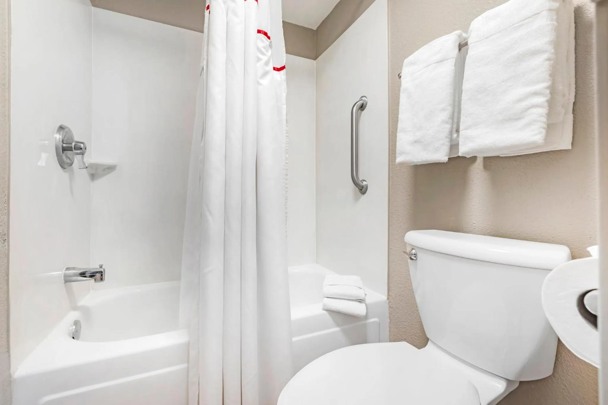 Bathroom in Red Roof Inn Milwaukee Airport Oak Creek