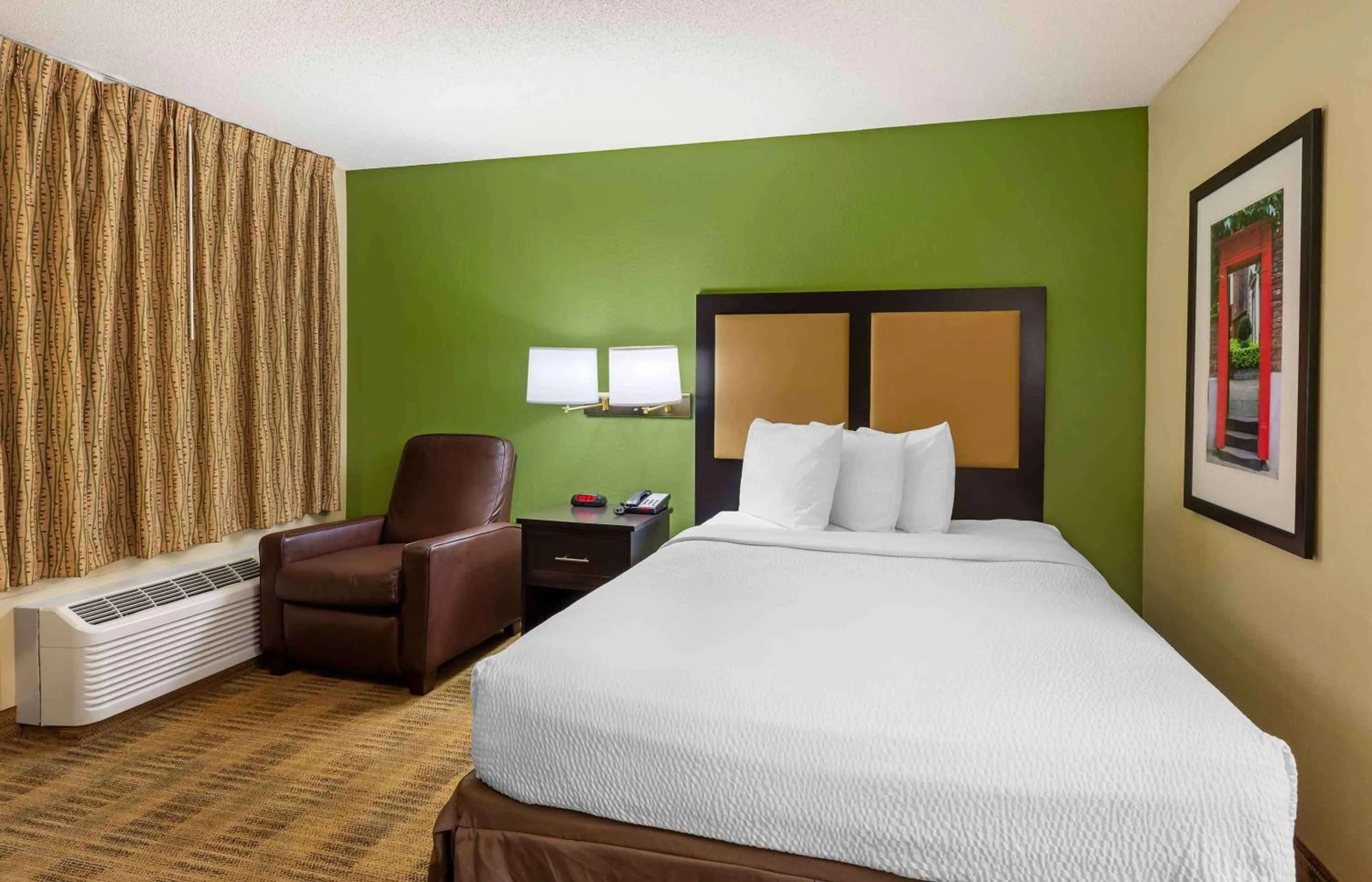 Bedroom, Bed in Extended Stay America Suites - Richmond - W Broad Street - Glenside - South