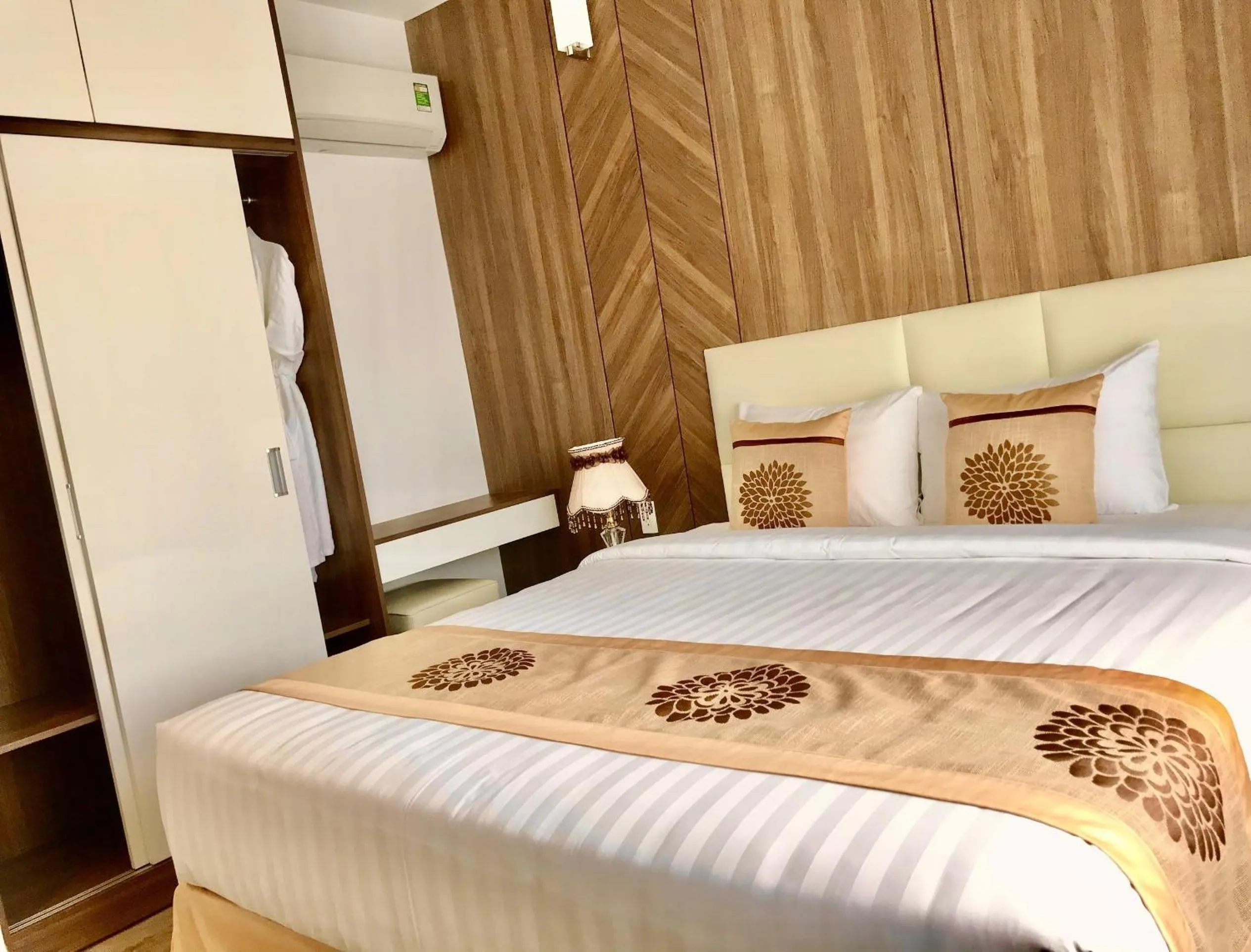 Bed in ELIZABETH HOTEL