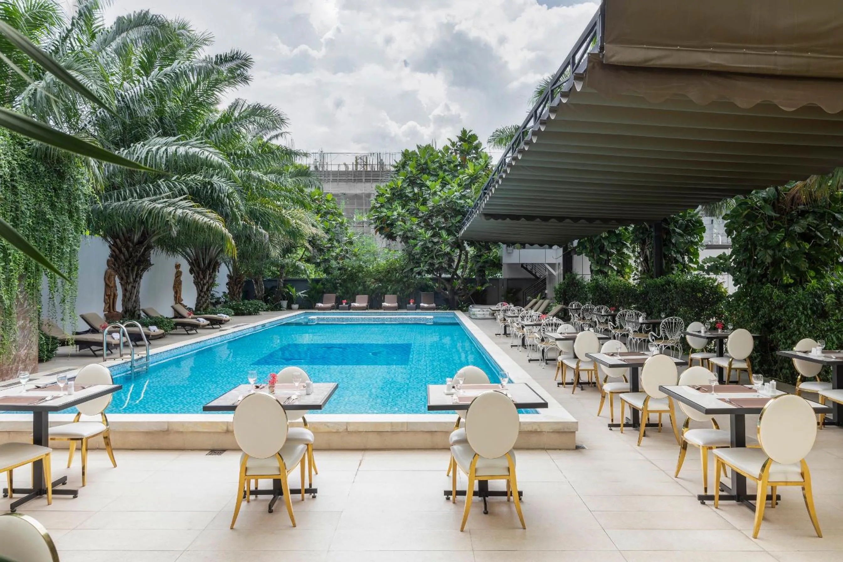 Swimming pool in ELIZABETH HOTEL