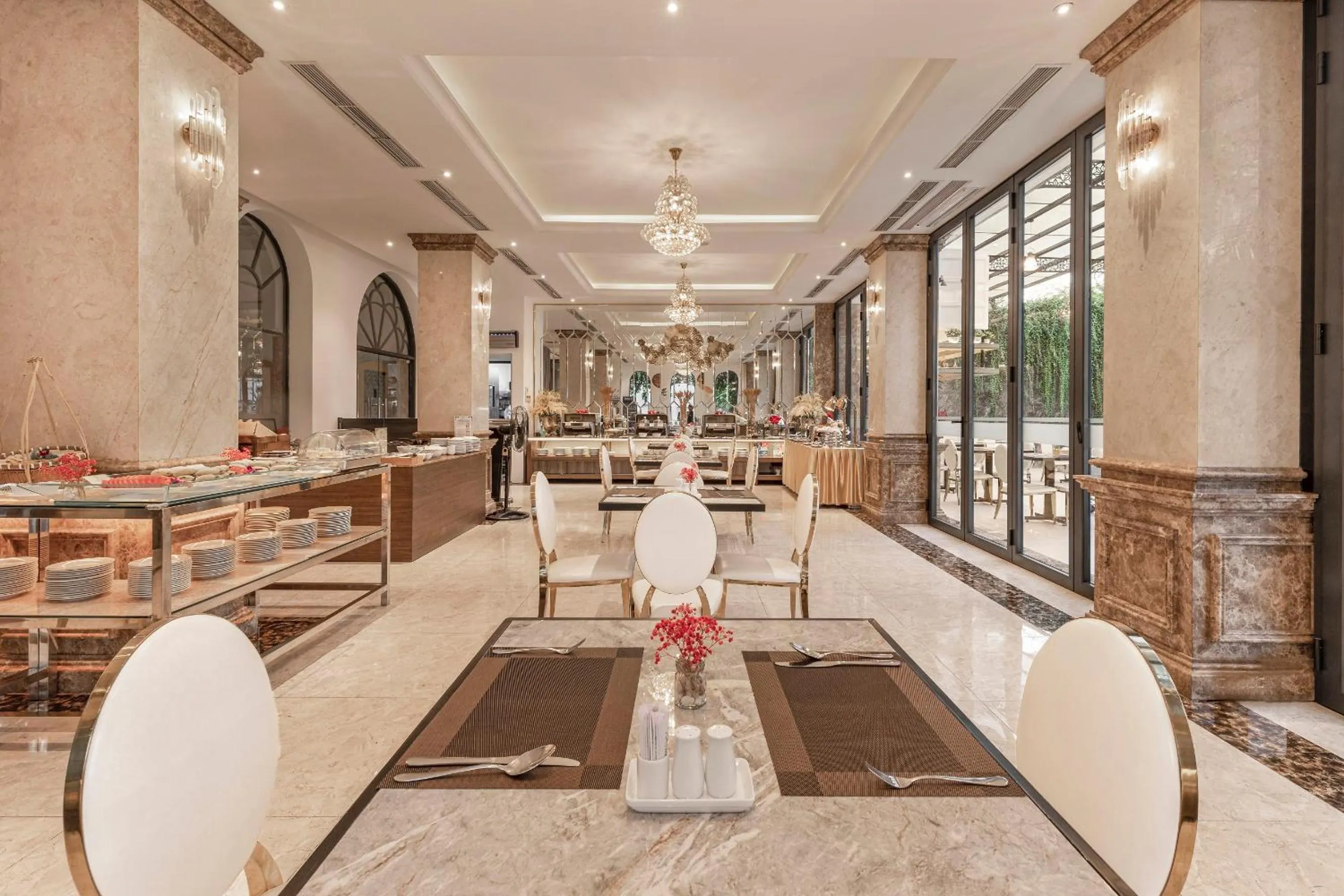 Restaurant/places to eat in ELIZABETH HOTEL