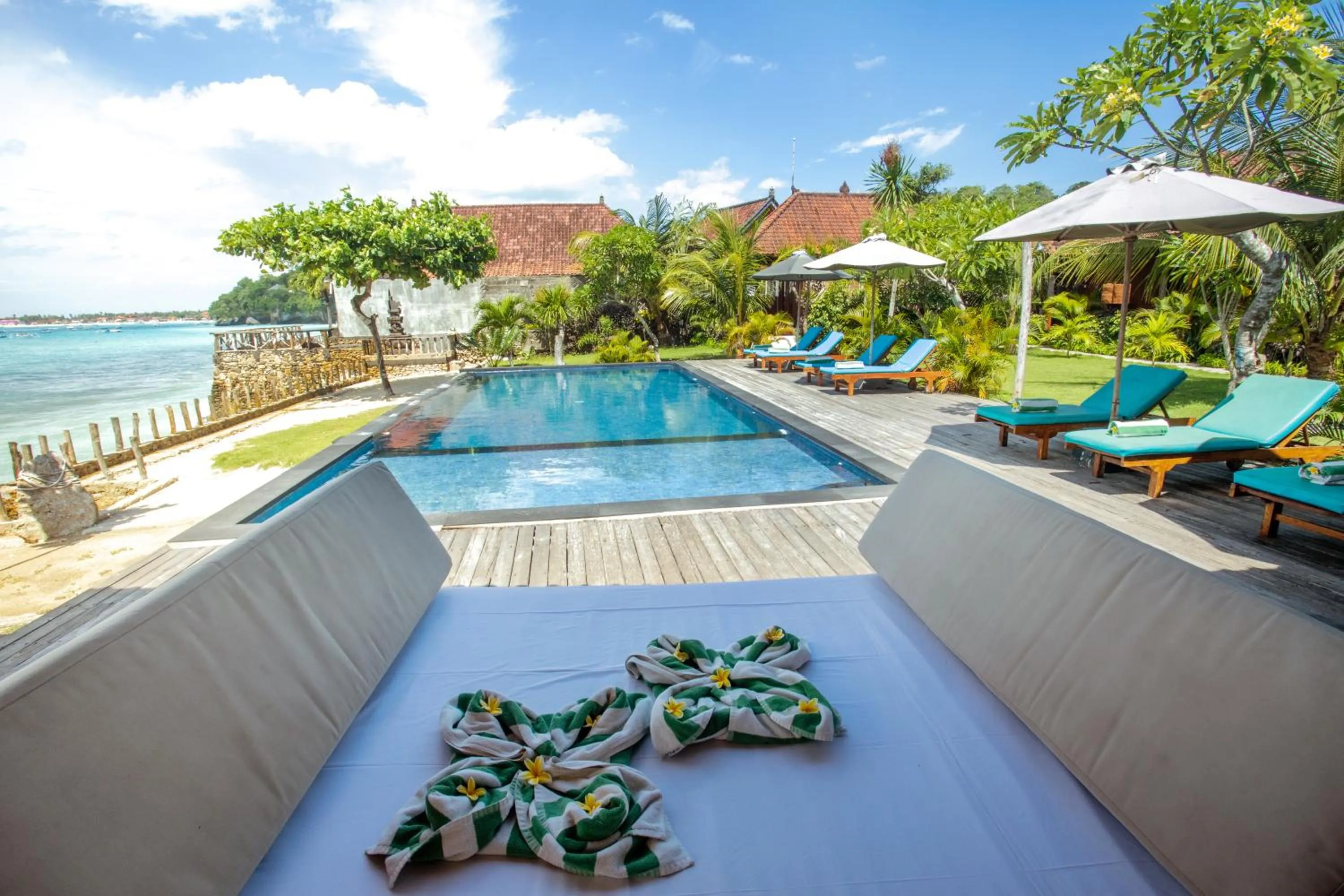 Swimming pool in D'Muncuk Huts Lembongan