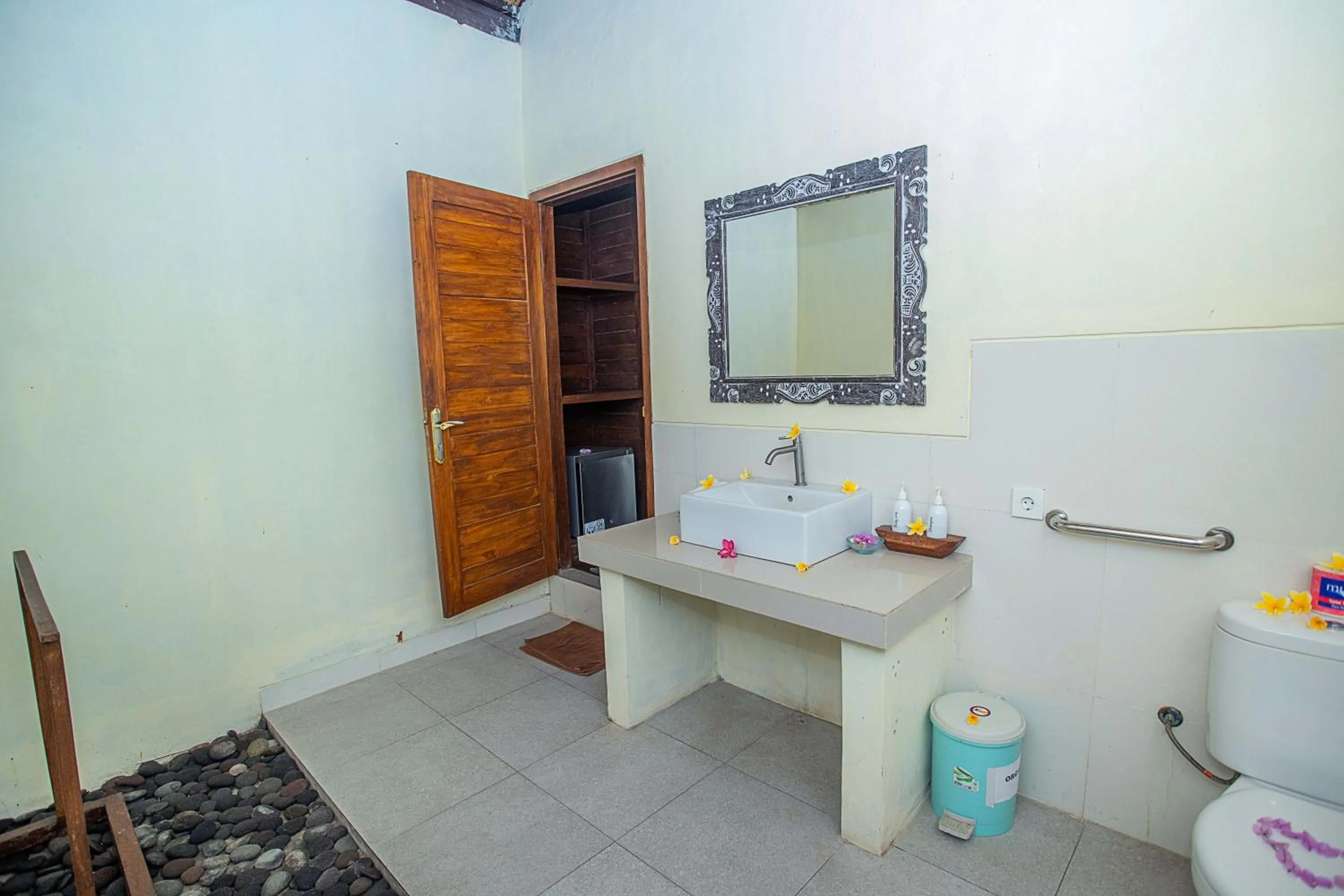 Bathroom in D'Muncuk Huts Lembongan