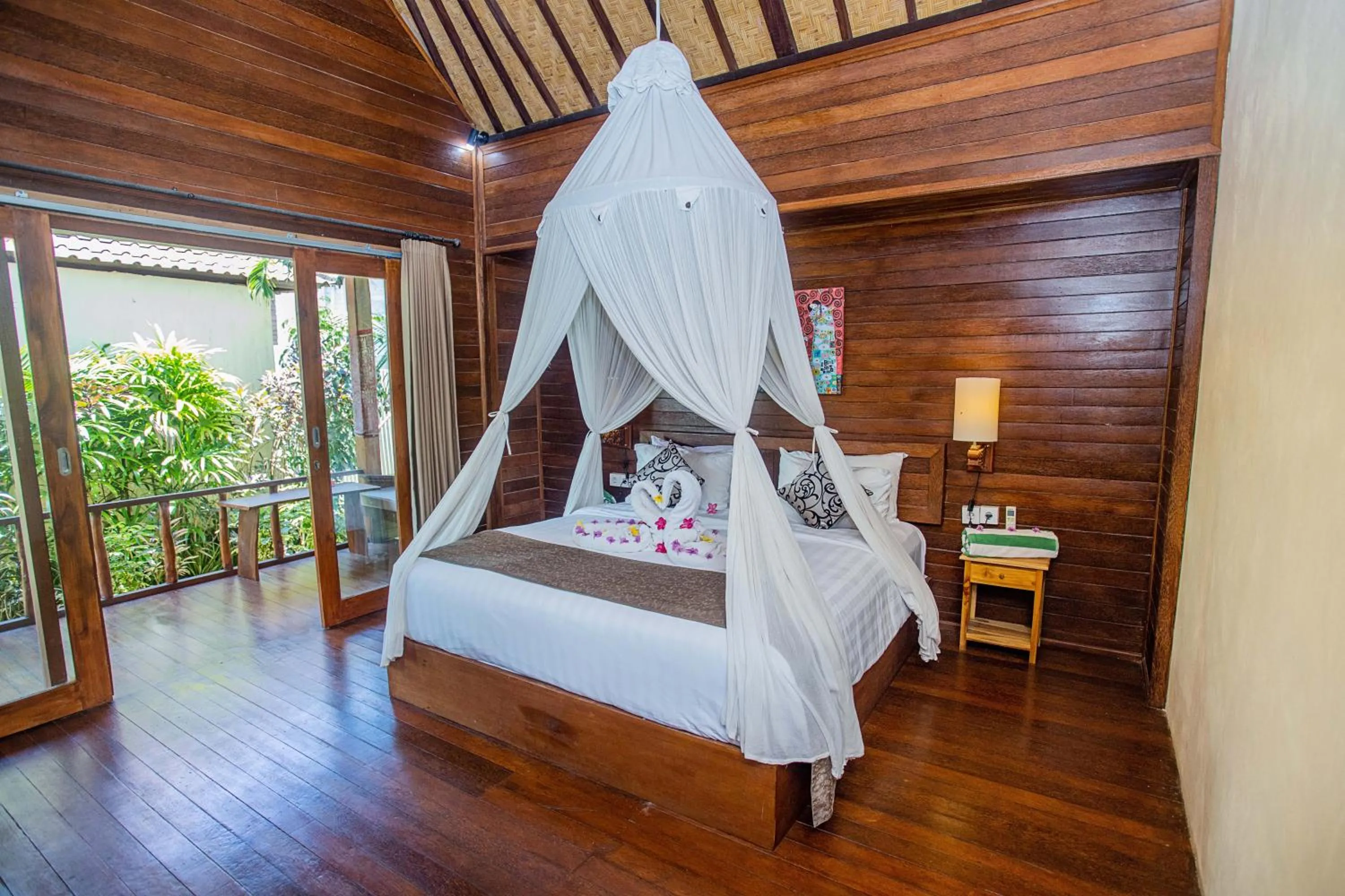 Photo of the whole room, Bed in D'Muncuk Huts Lembongan