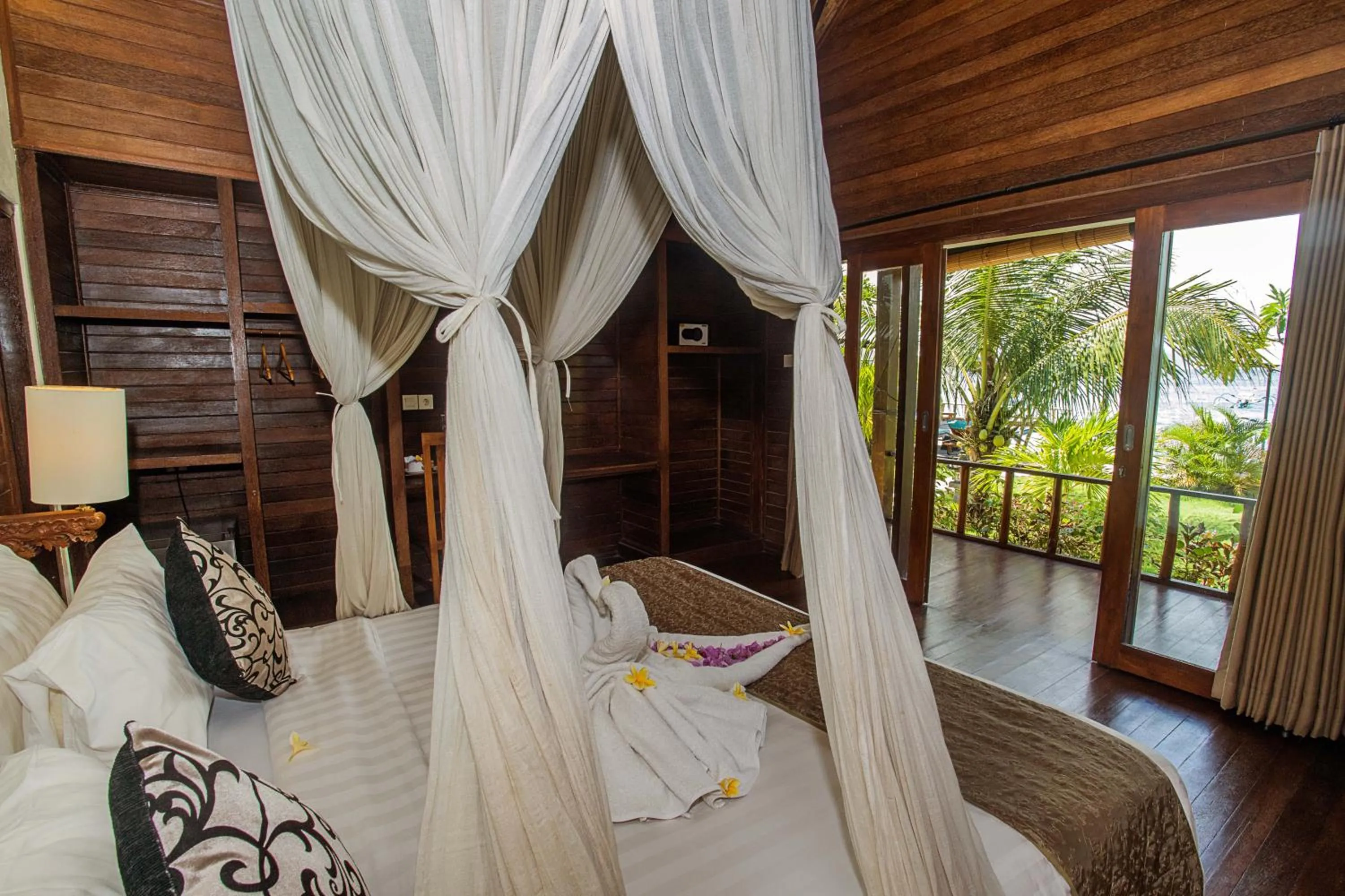 View (from property/room), Bed in D'Muncuk Huts Lembongan