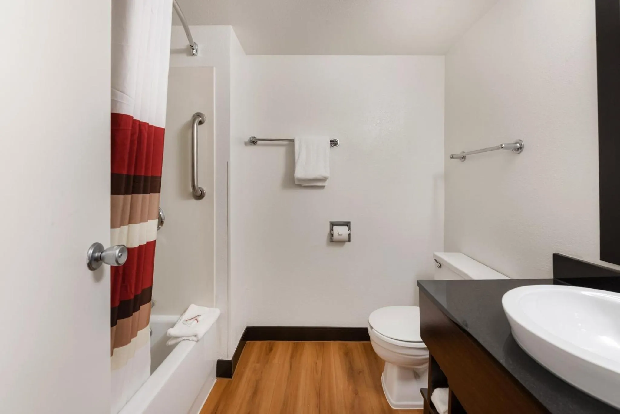 Bathroom in Red Roof Inn PLUS+ Columbus - Worthington
