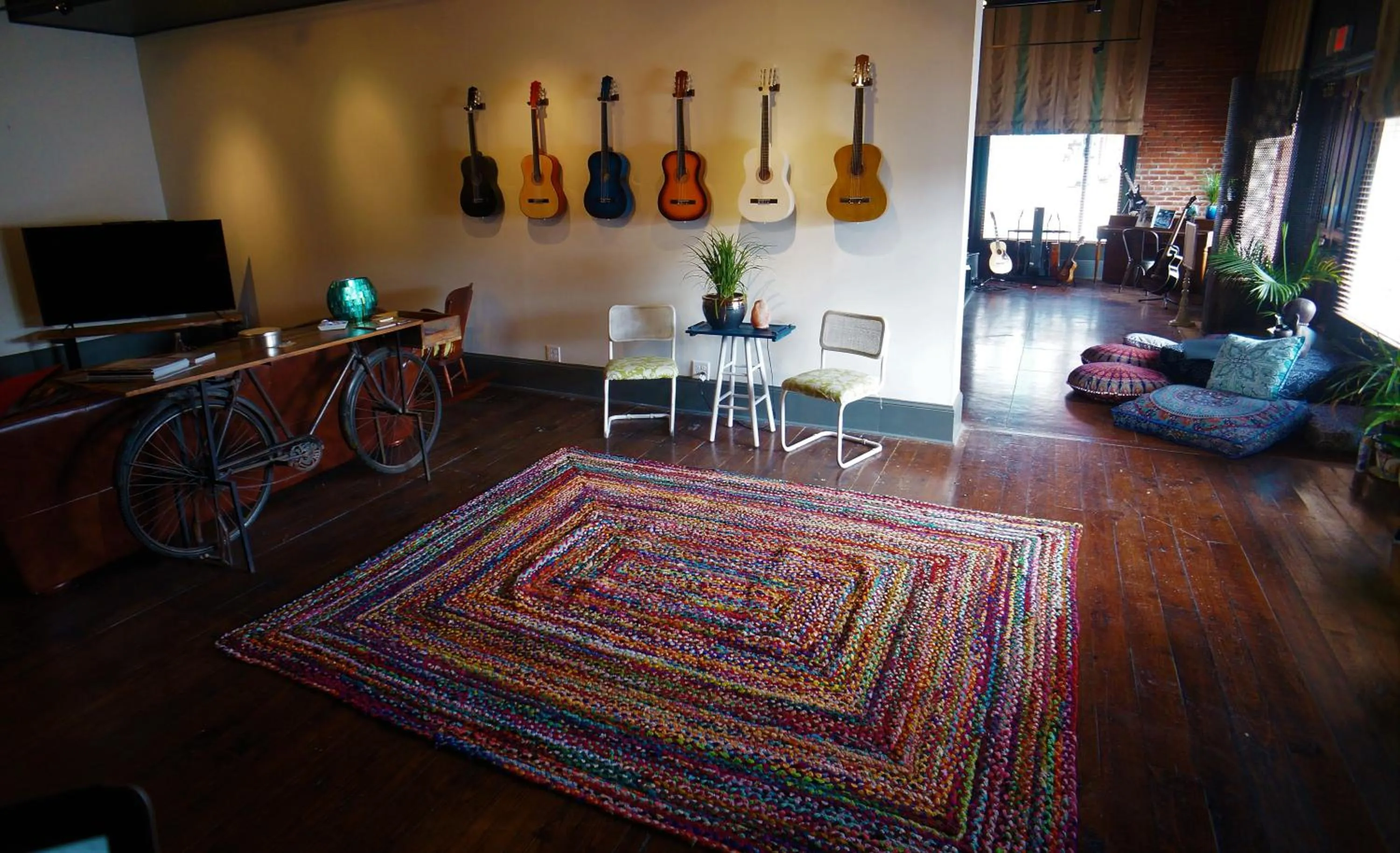 Communal lounge/ TV room in HOSTEL Auberge Clarksdale