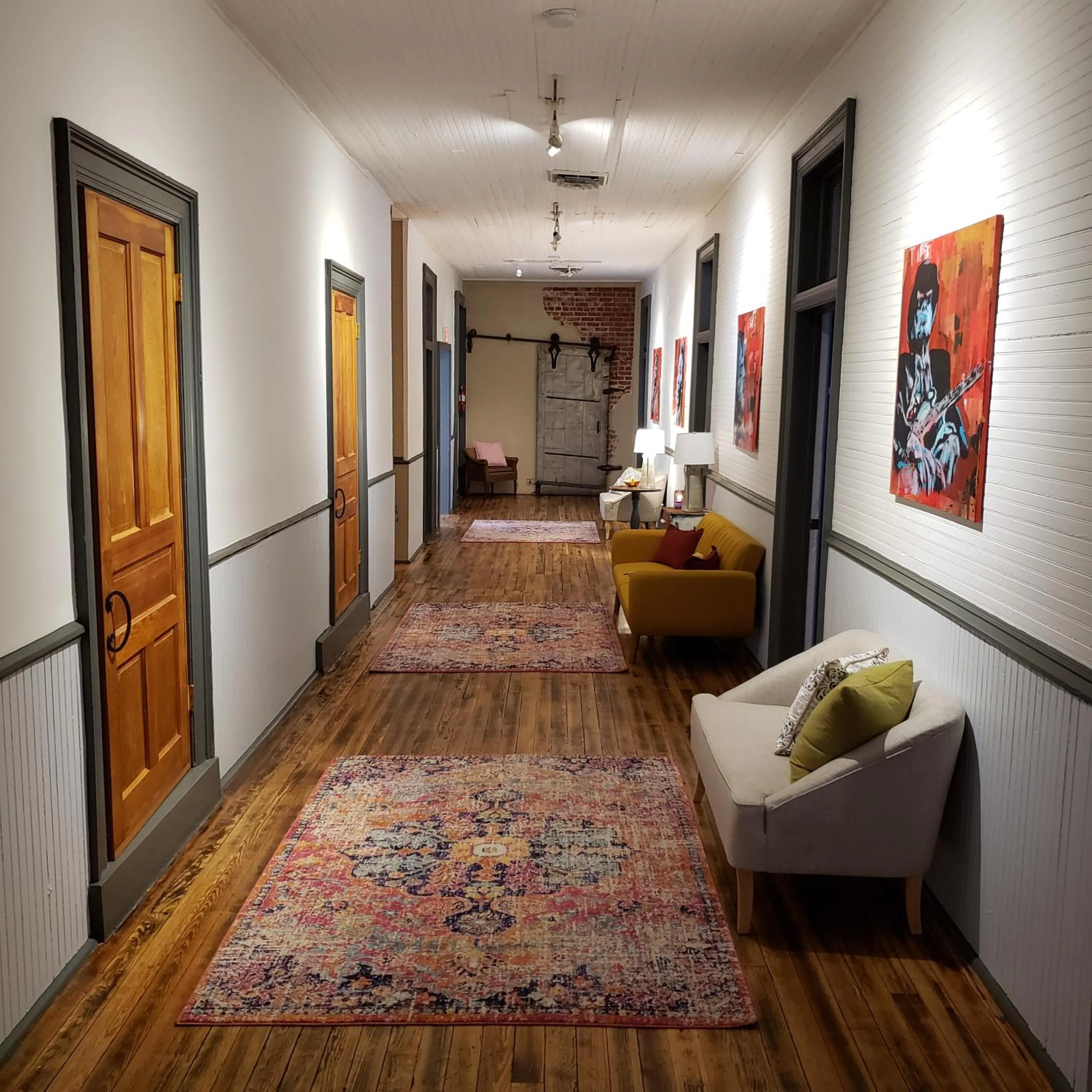 Communal lounge/ TV room in HOSTEL Auberge Clarksdale