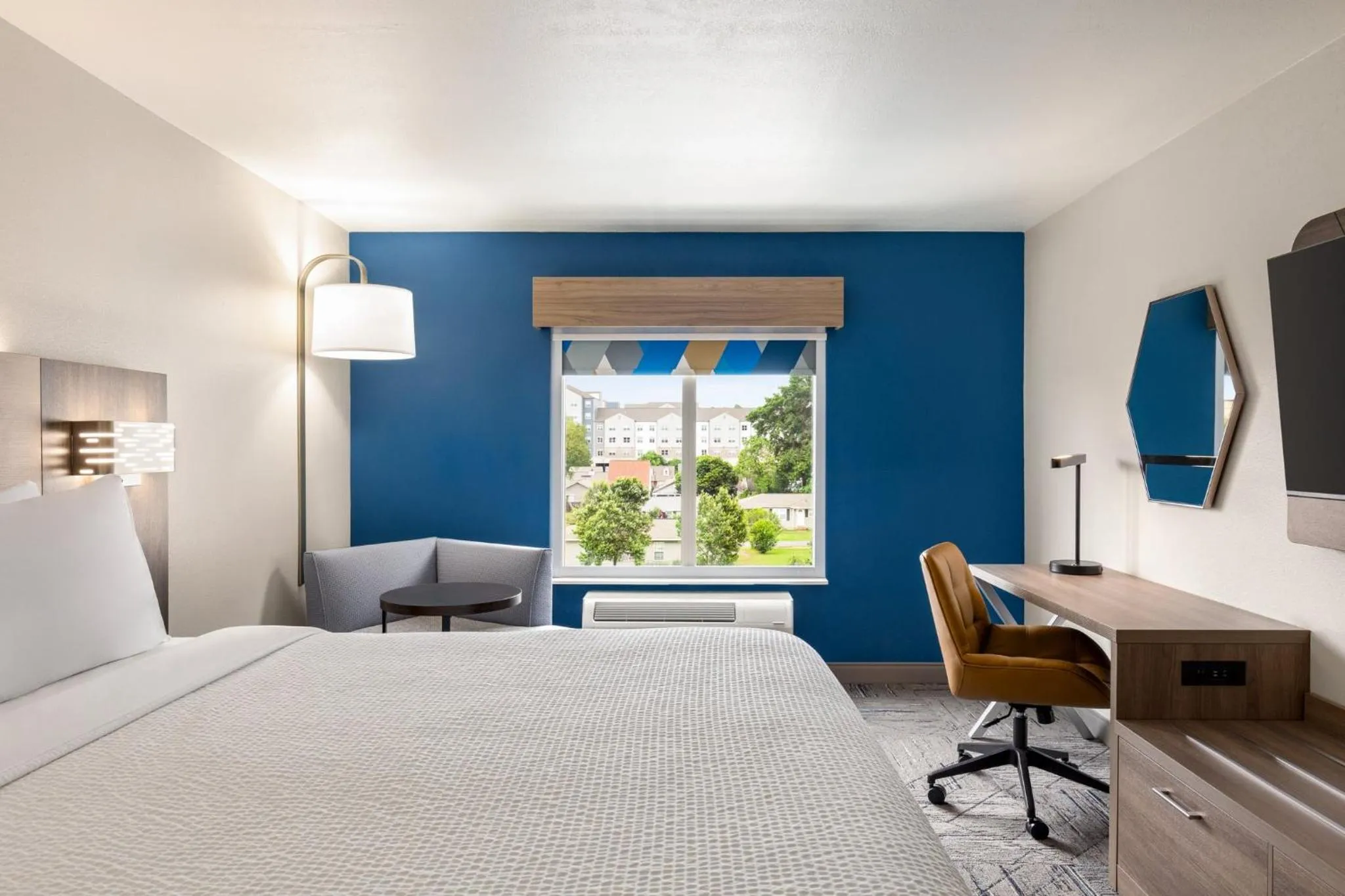 Photo of the whole room, Bed in Holiday Inn Express & Suites - Tuscaloosa-University by IHG