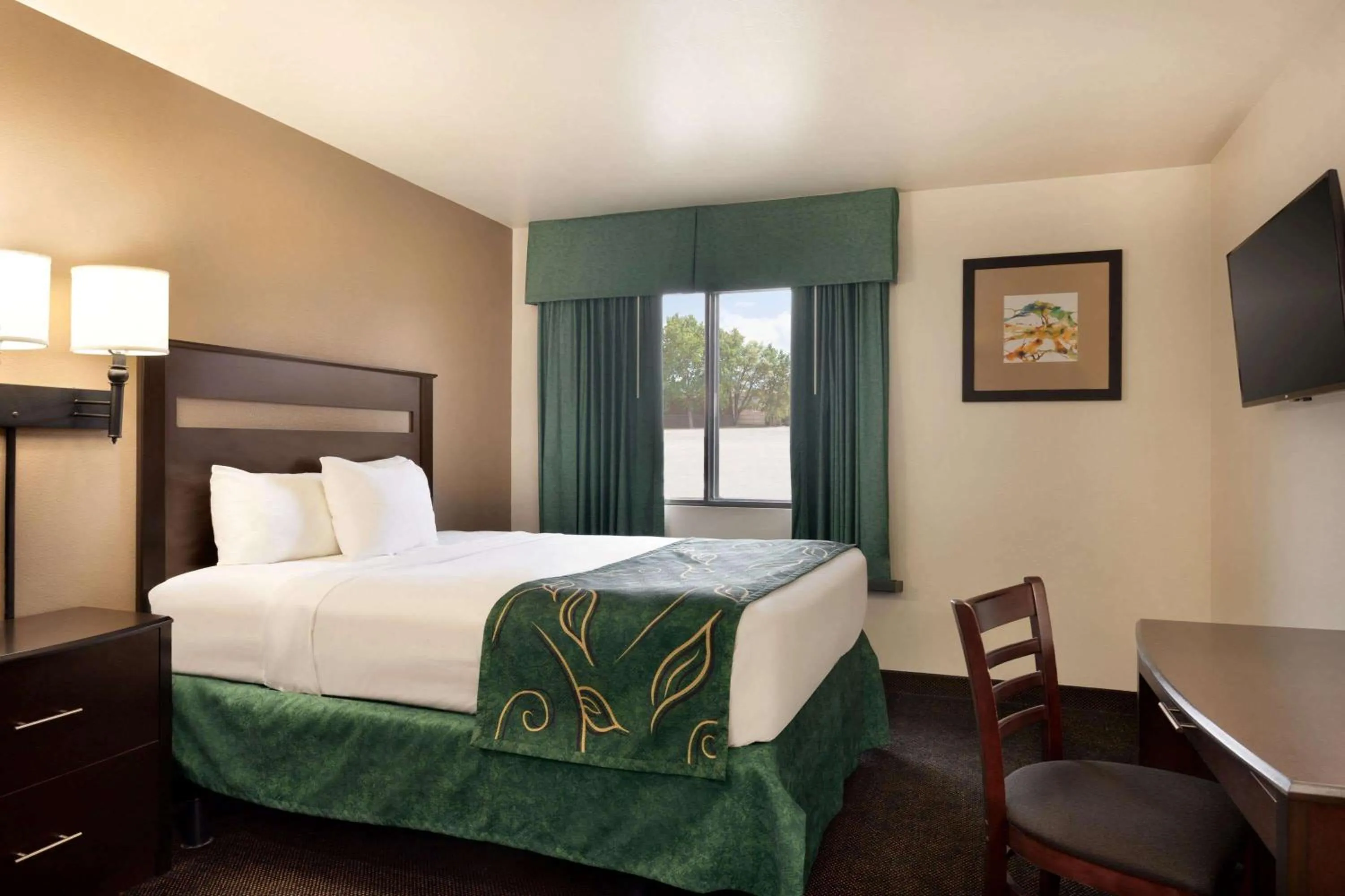 Photo of the whole room, Bed in Travelodge by Wyndham Dexter