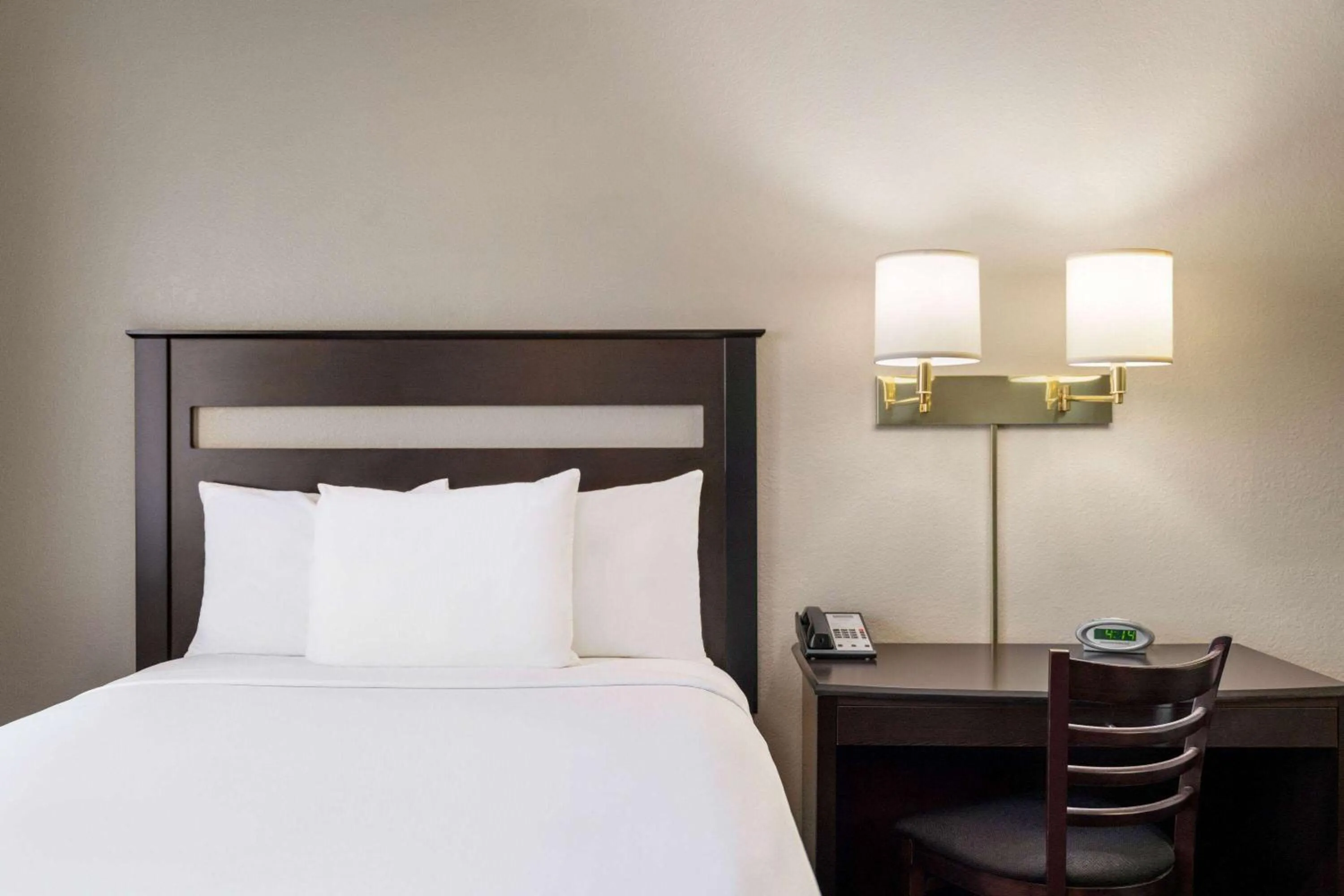 Photo of the whole room, Bed in Travelodge by Wyndham Dexter