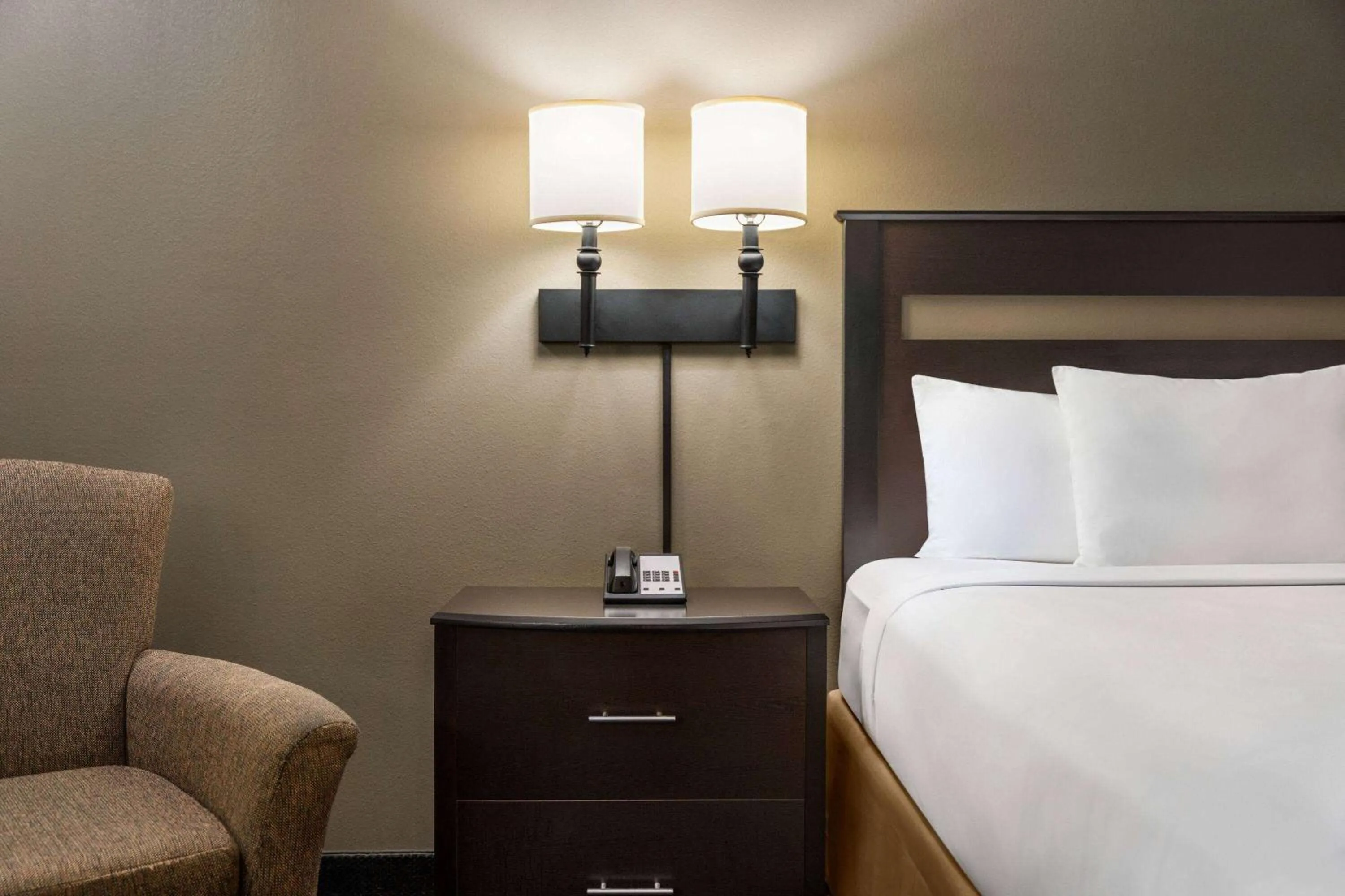 Photo of the whole room, Bed in Travelodge by Wyndham Dexter