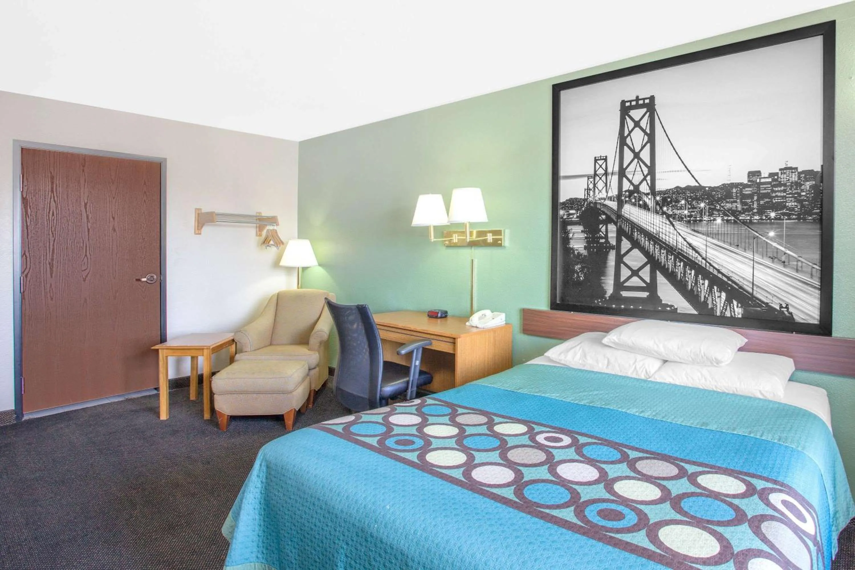 Photo of the whole room, Bed in Super 8 by Wyndham Barstow