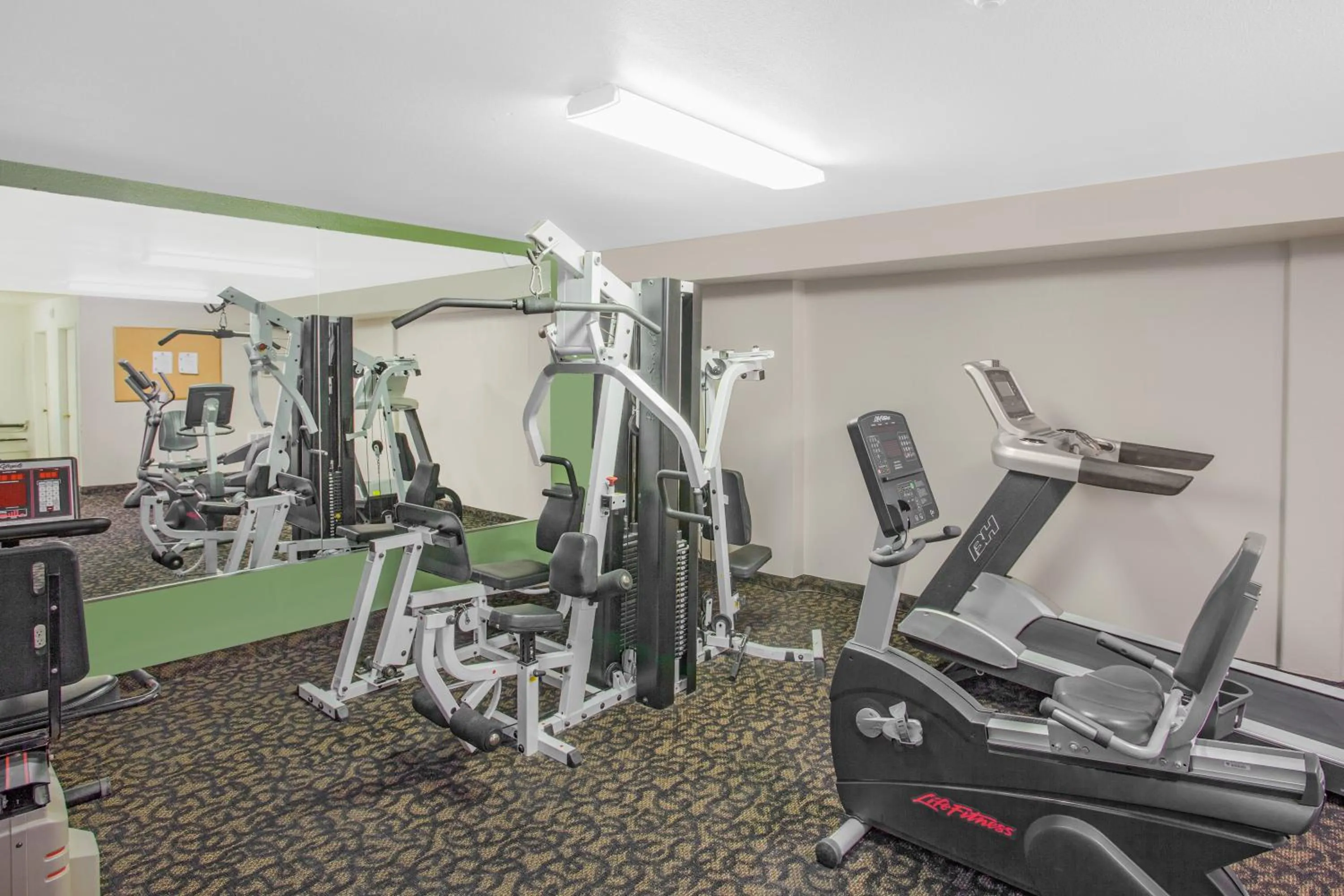 Fitness centre/facilities in Super 8 by Wyndham Barstow