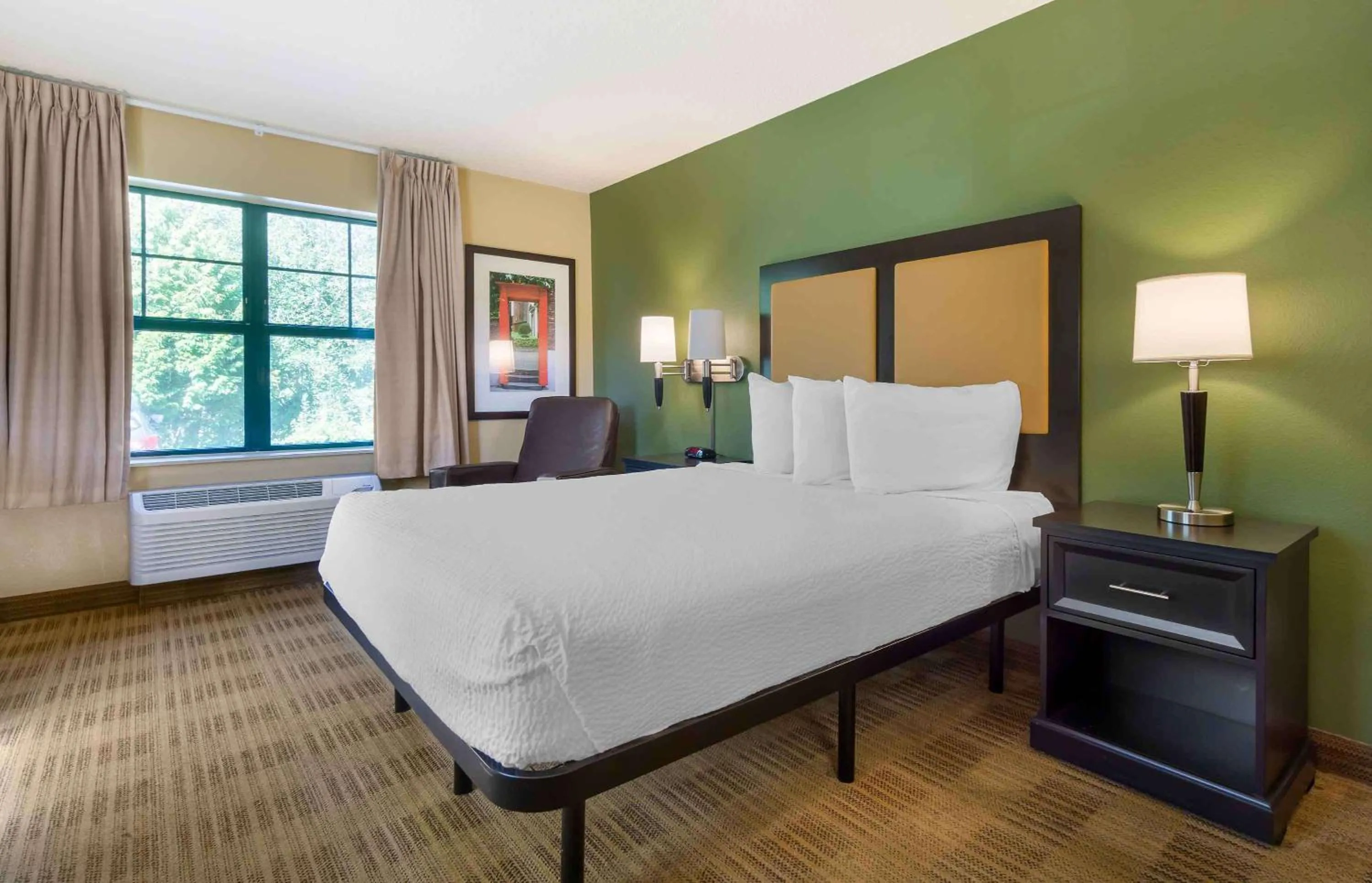 Bedroom, Bed in Extended Stay America Suites - Seattle - Lynnwood