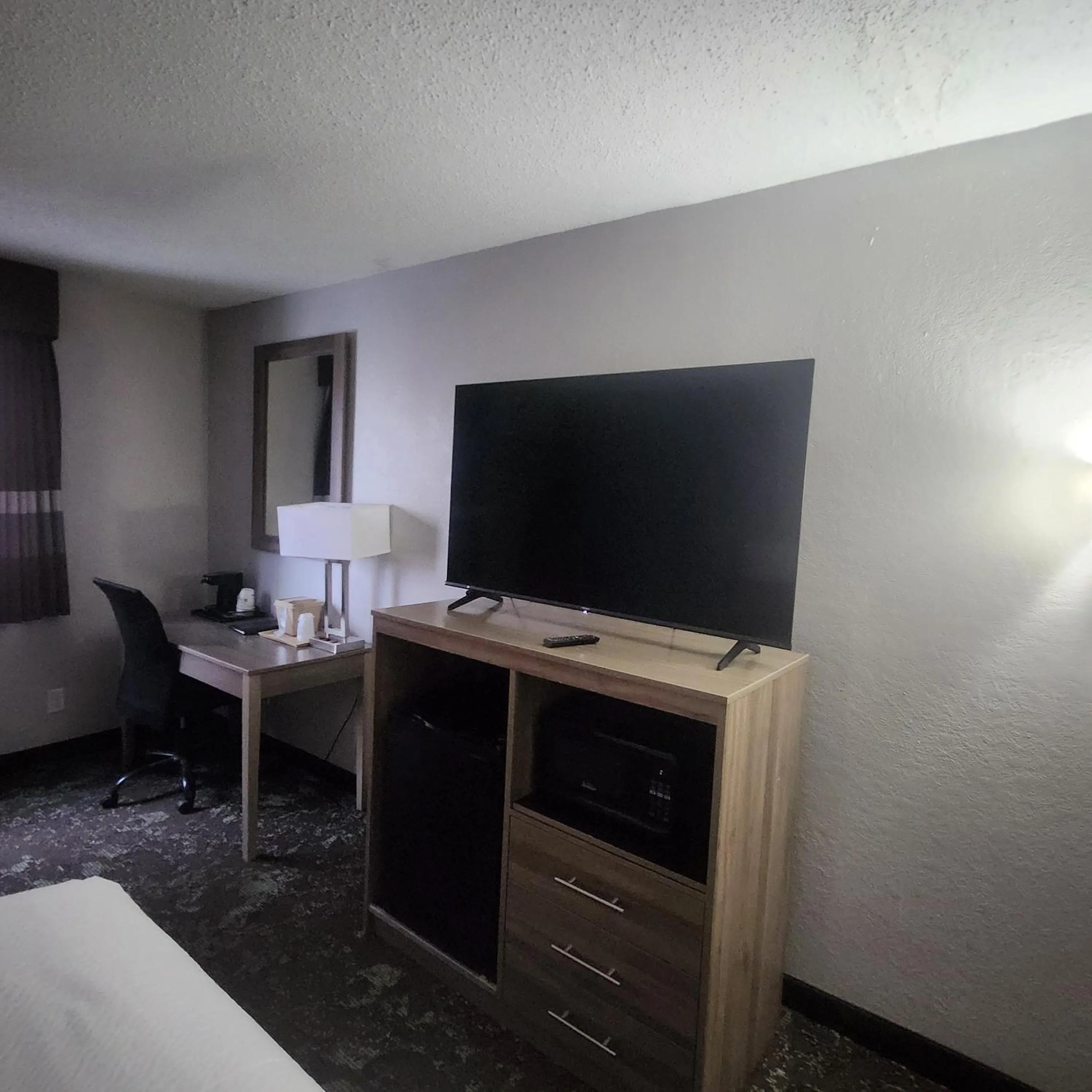 TV and multimedia, Bed in Ramada by Wyndham Cedar Rapids South