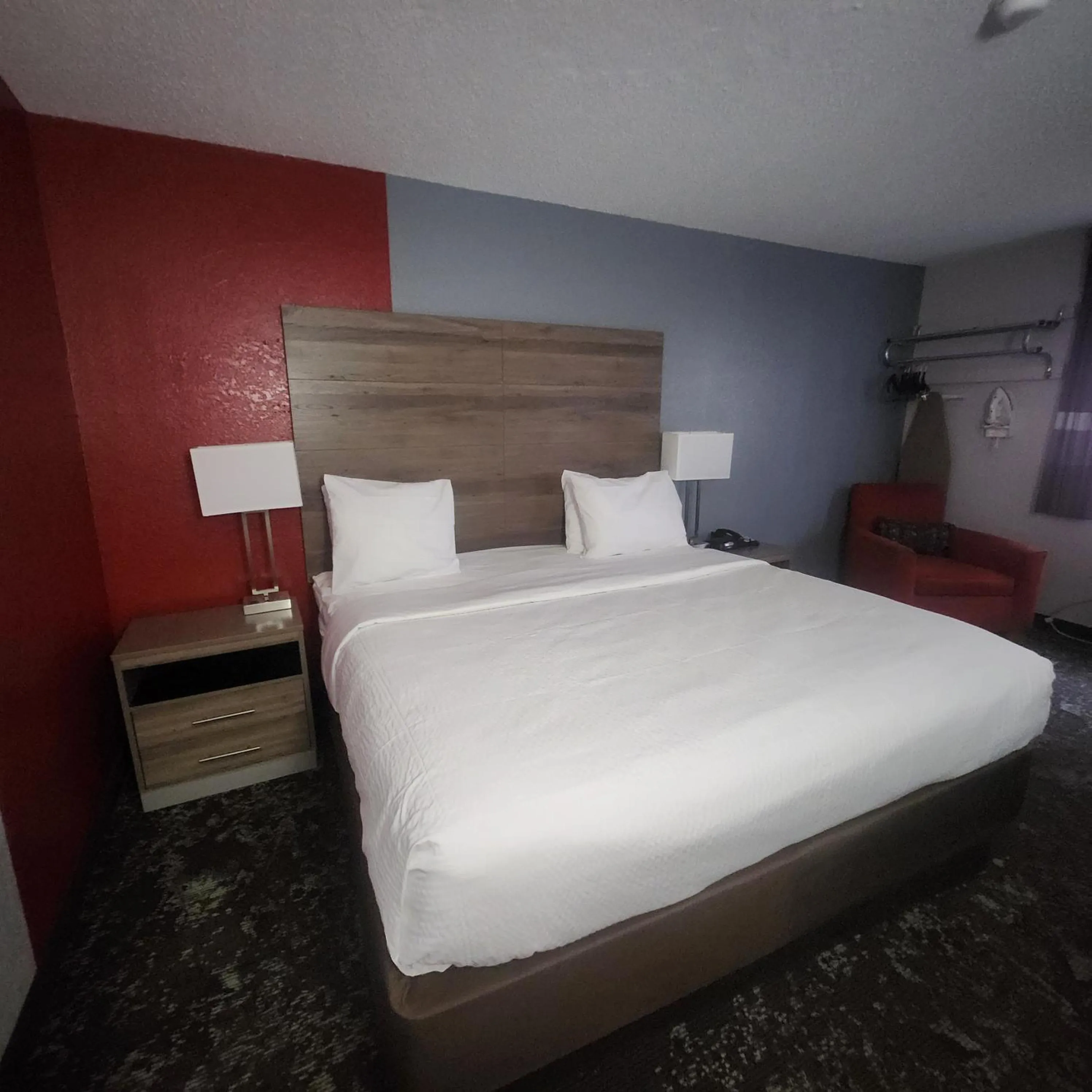 Bedroom, Bed in Ramada by Wyndham Cedar Rapids South